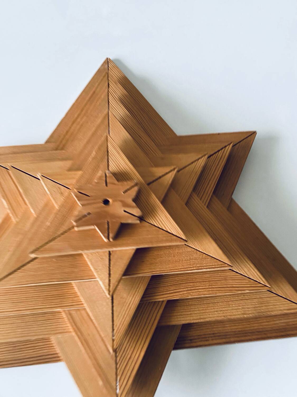 Luminous wooden wall star