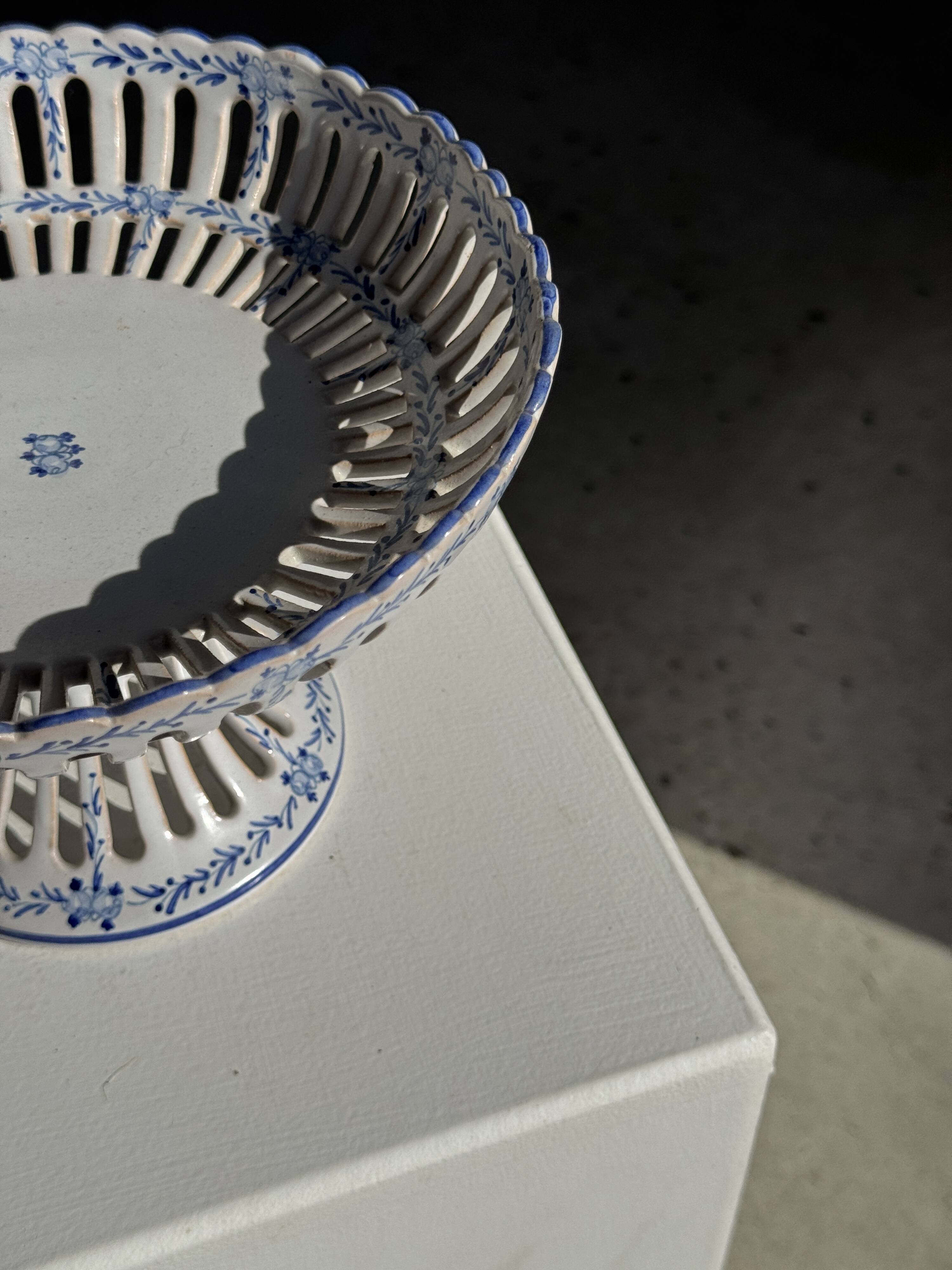 Fruit bowl with blue decorations in white earthenware from Malicorne Art H14