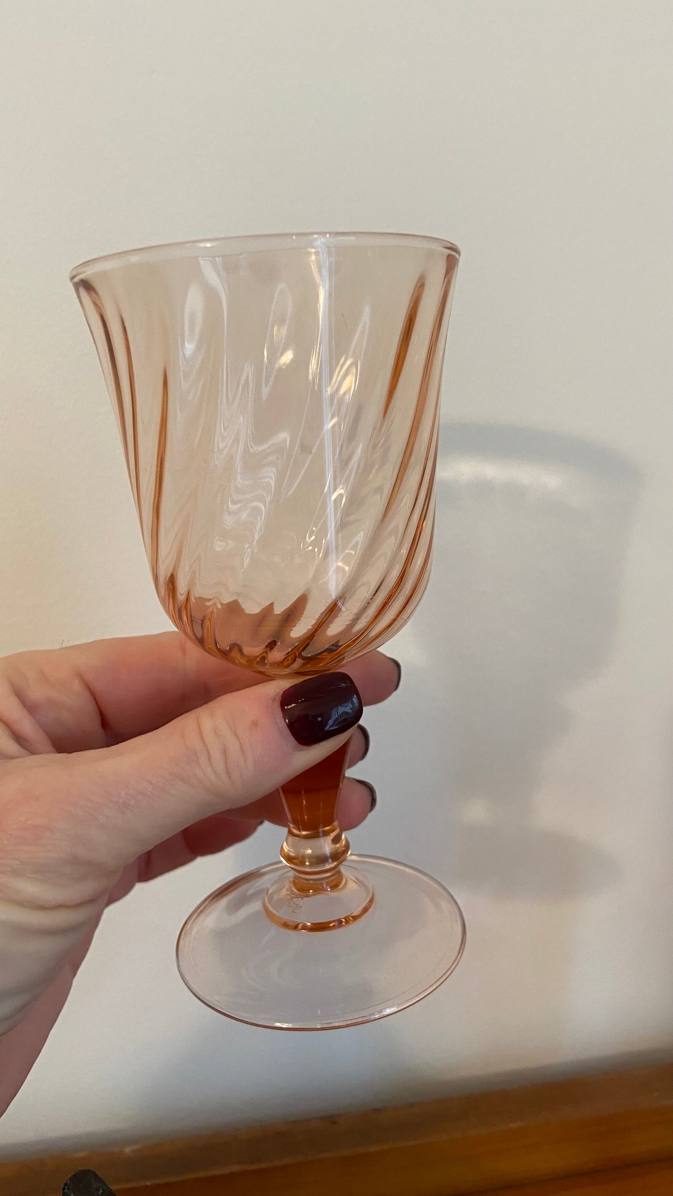 Pop-up Christmas 2022 - Series of 4 wine glasses in vintage pink glass