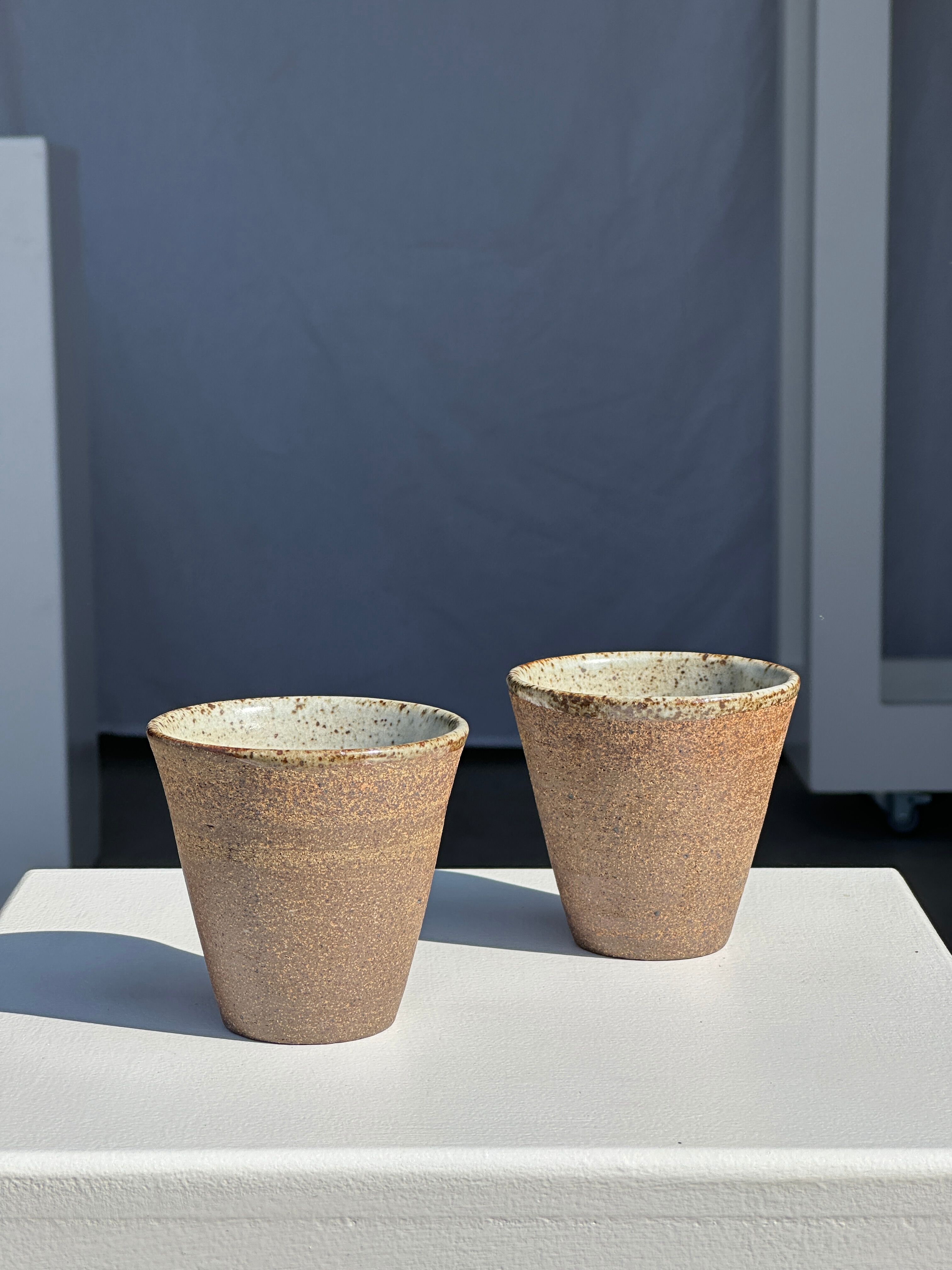 Lot de 2 tasses / mug en céramique indonésienne (mat brun)