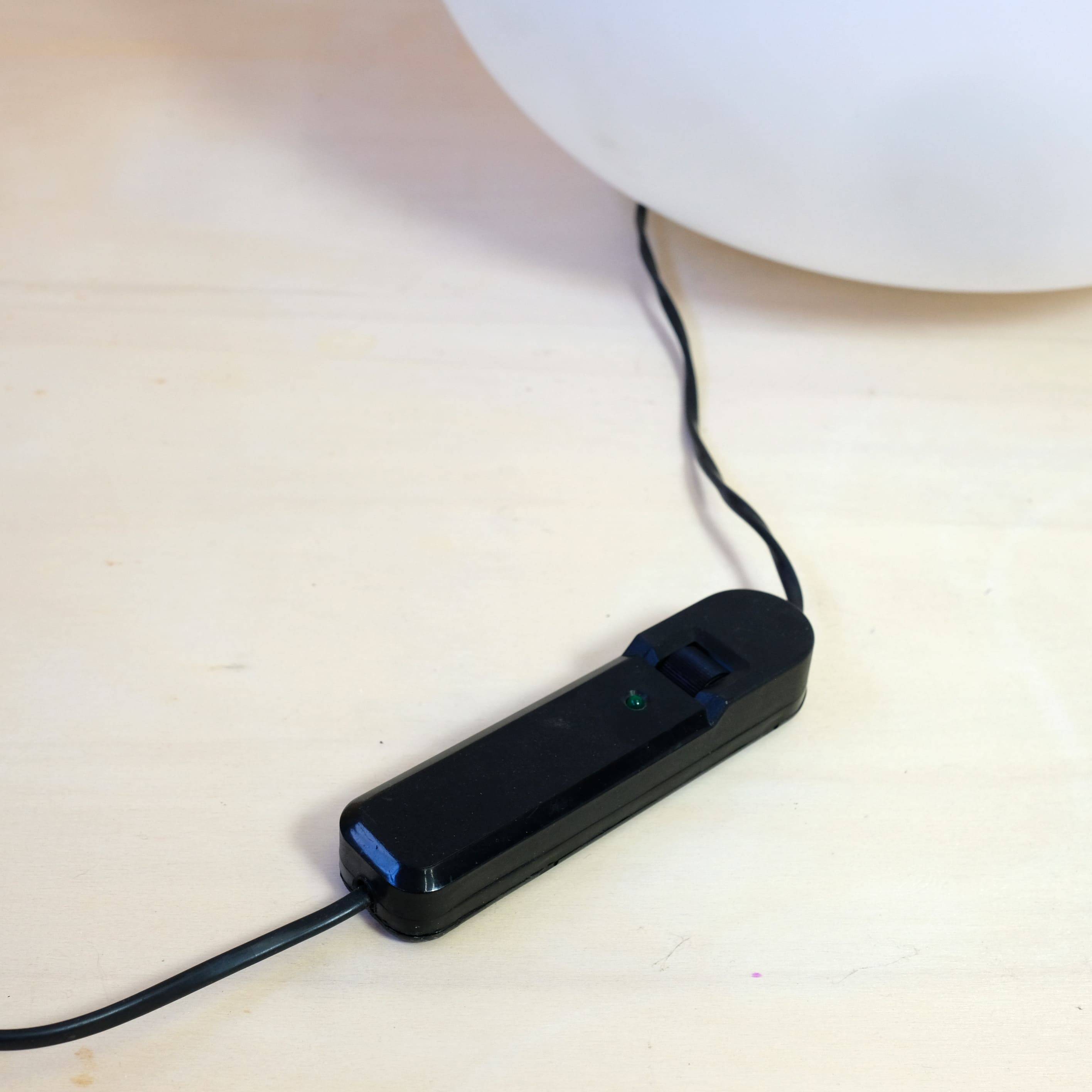 Jasper Morrison, Glo-Ball lamp, Flos, 1998.