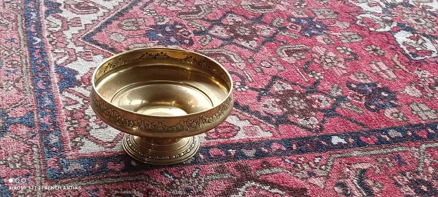 Fruit bowl, basket on foot, compote dish in embossed brass.