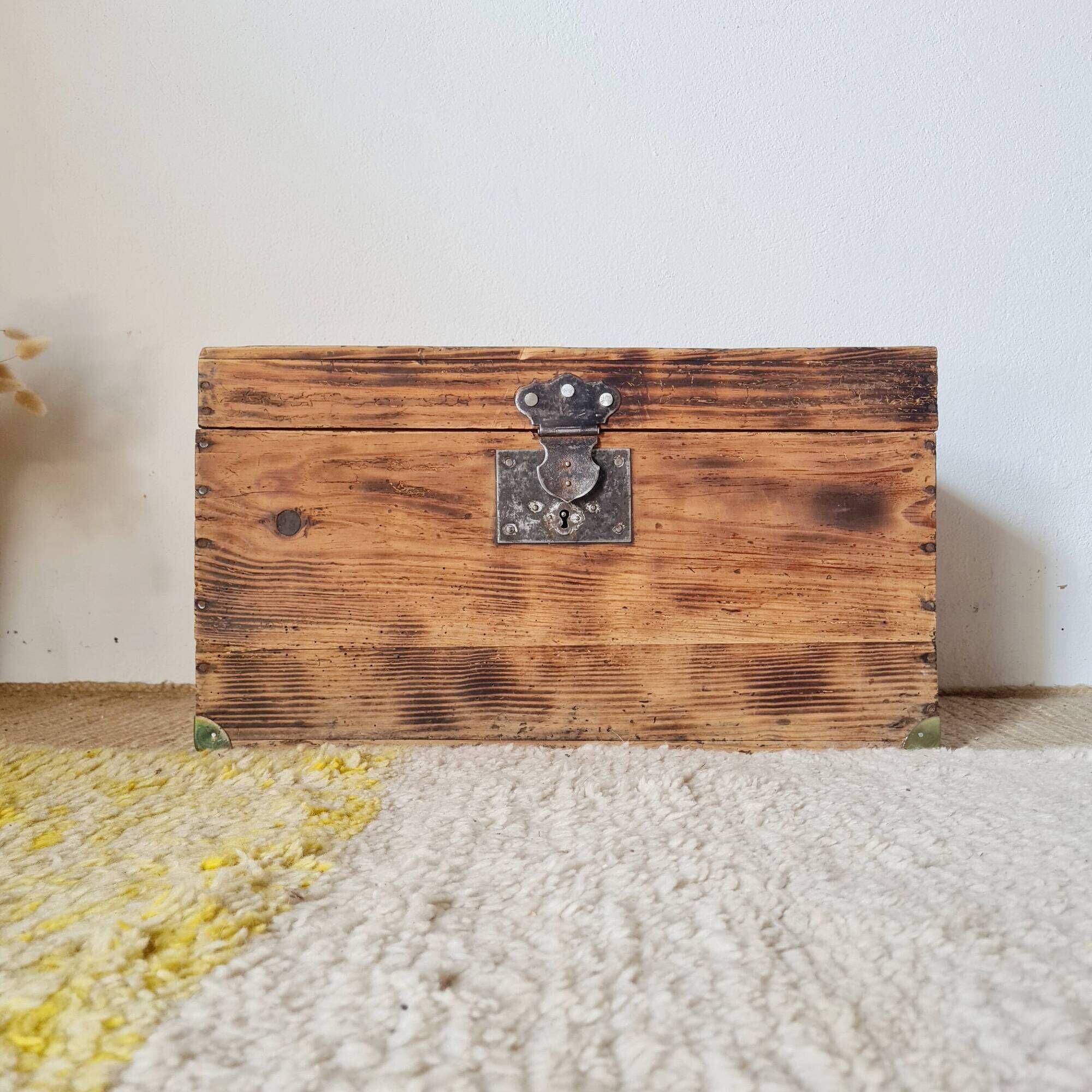Old solid wood storage trunk – Raw Patina