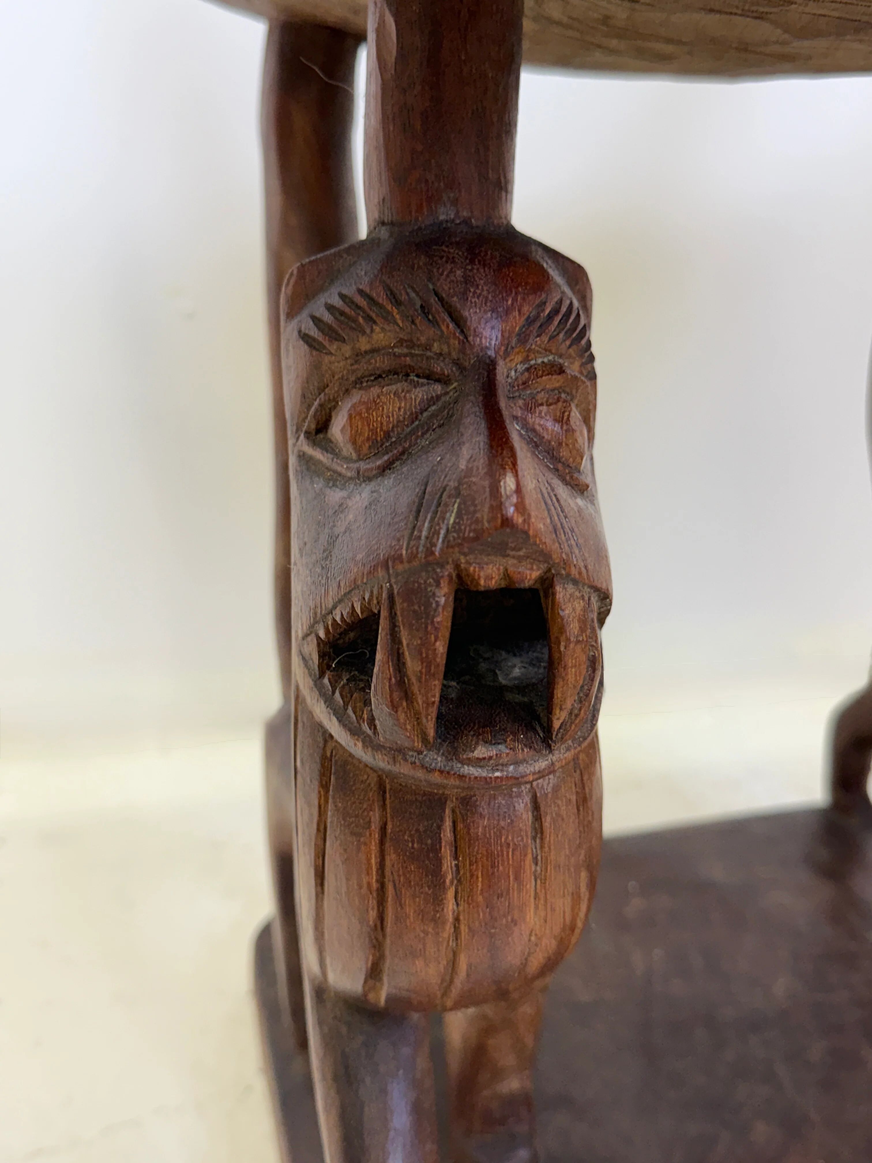 Trône royal "Fon" en bois sculpté – Bénin, XXᵉ siècle