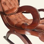Fauteuil à bascule avec repose-pieds, bois et cuir capitonné