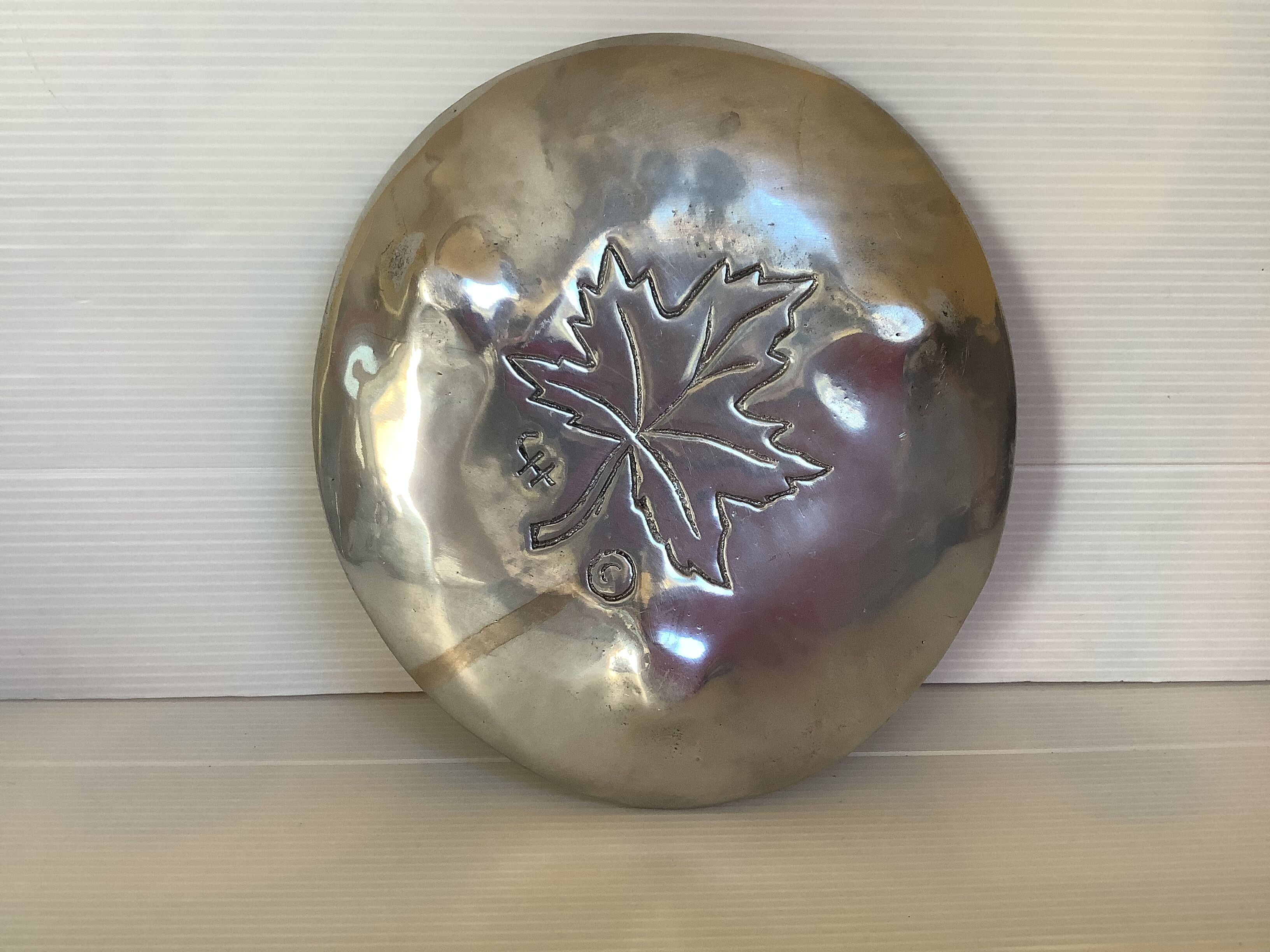 Silver tray with maple leaves in stainless steel.