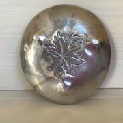 Silver tray with maple leaves in stainless steel.
