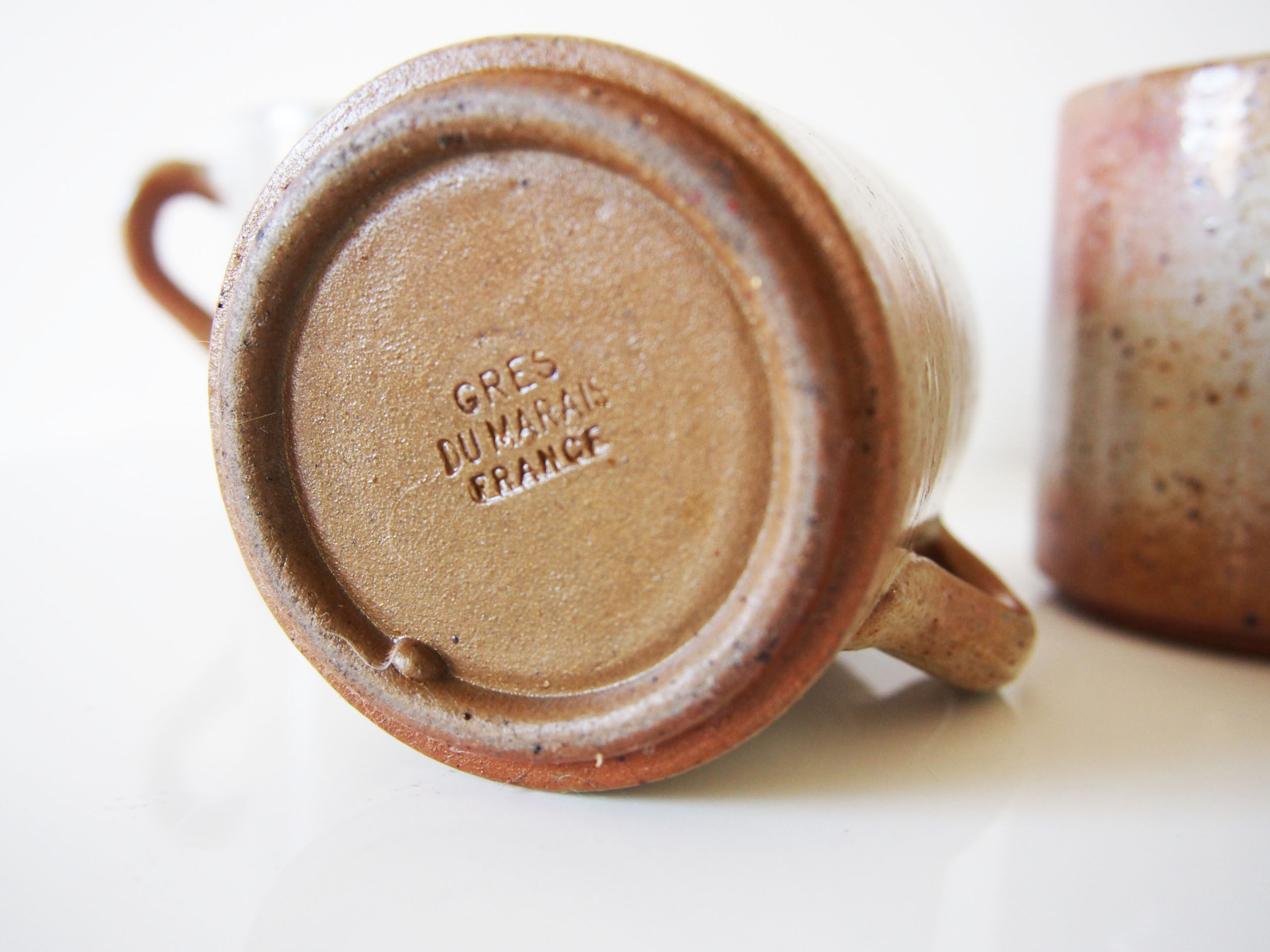 Quatre tasses en grès du Marais