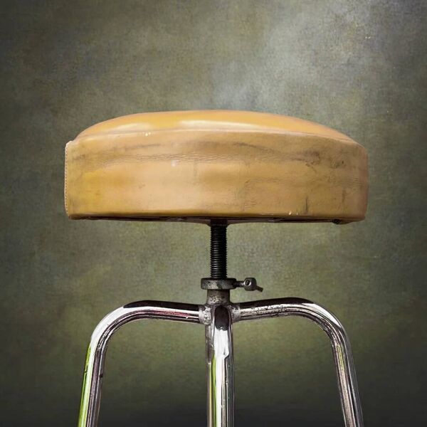 Tabouret haut industriel réglable en métal chromé et cuir beige, années 50-60