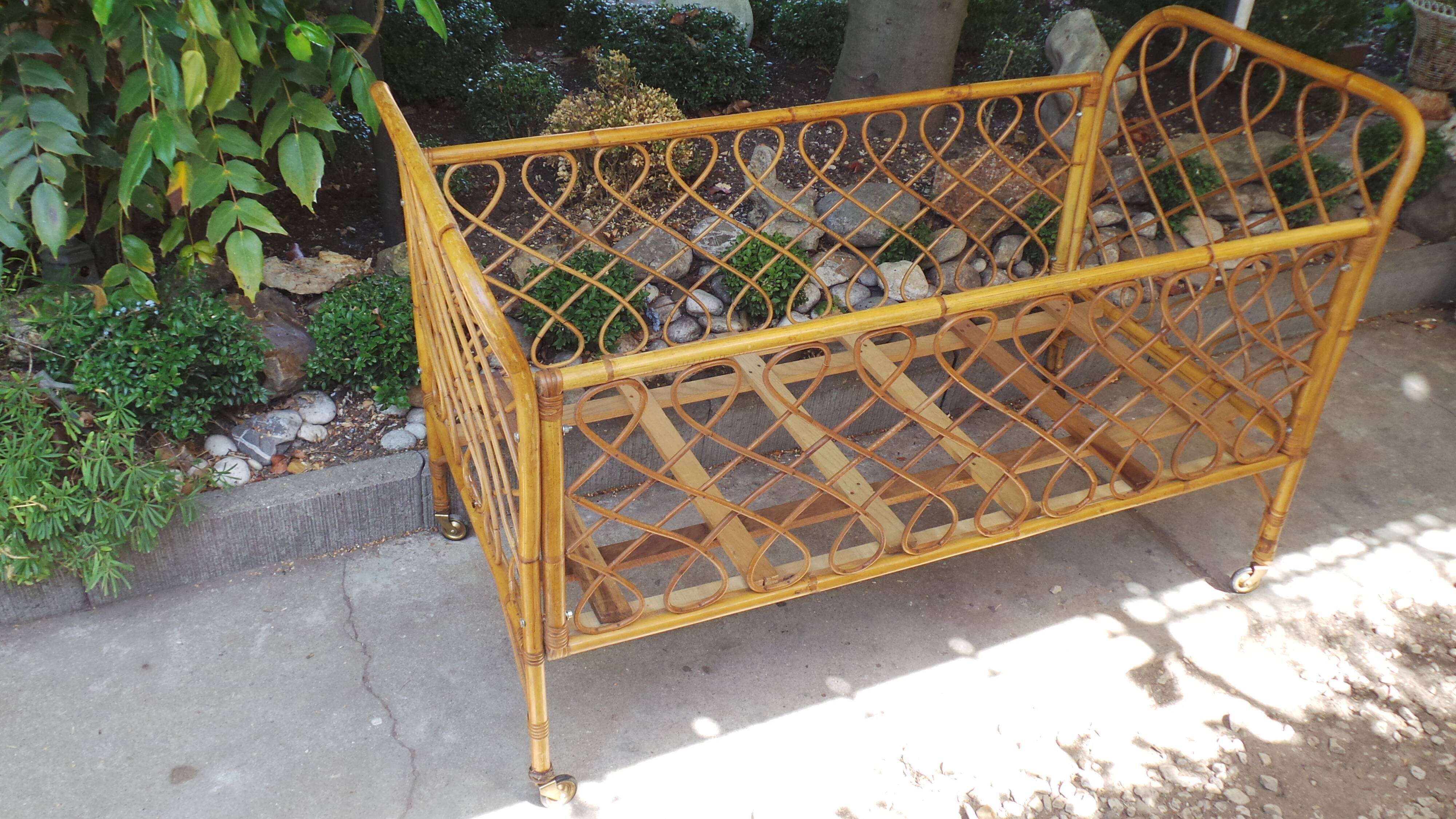 Lit de bébé en rotin années 50