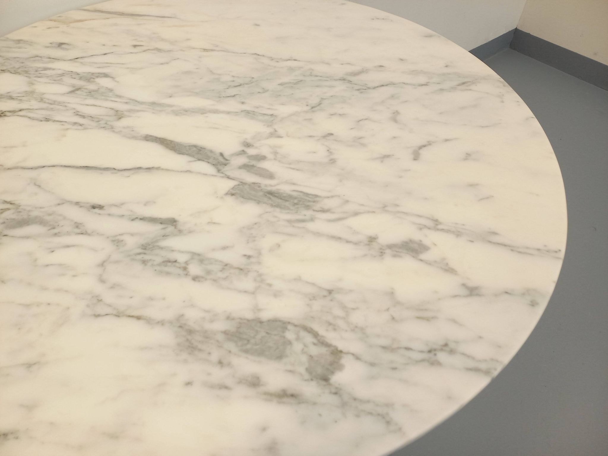 Vintage round dining table in white marble and chrome metal from the 1970s.