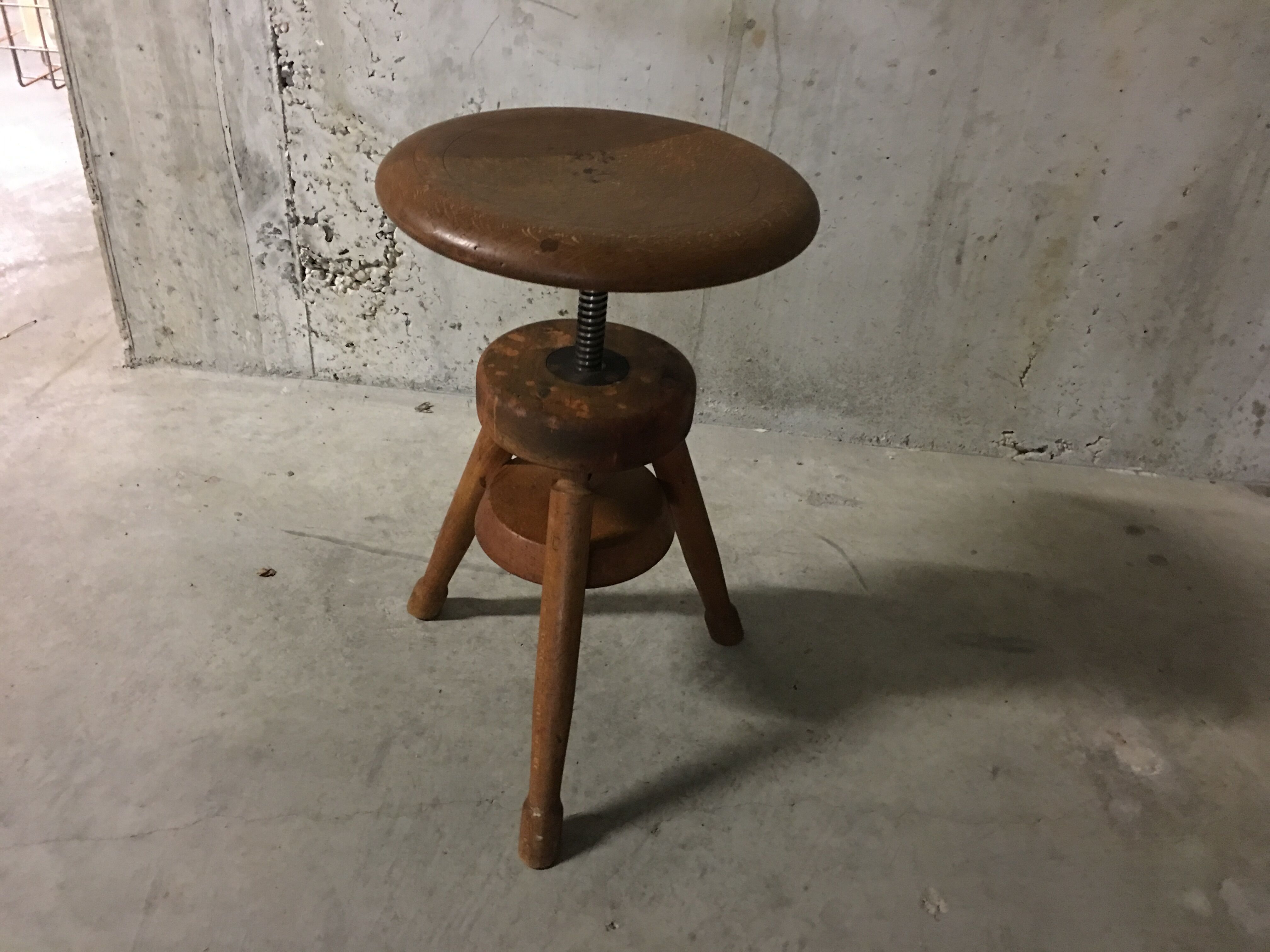 Stool from workshop to screw