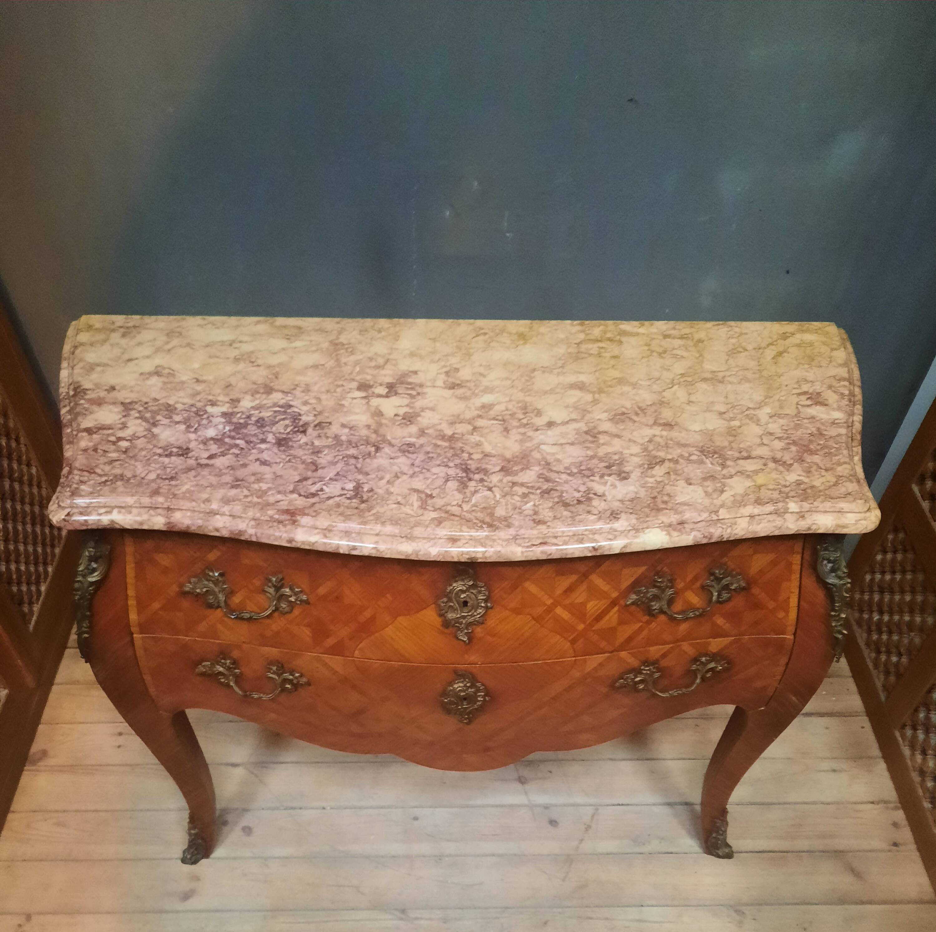 Commode en marquetterie style Louis XV