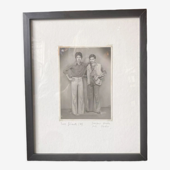 Deux amis photographiés dans un studio de Jaipur