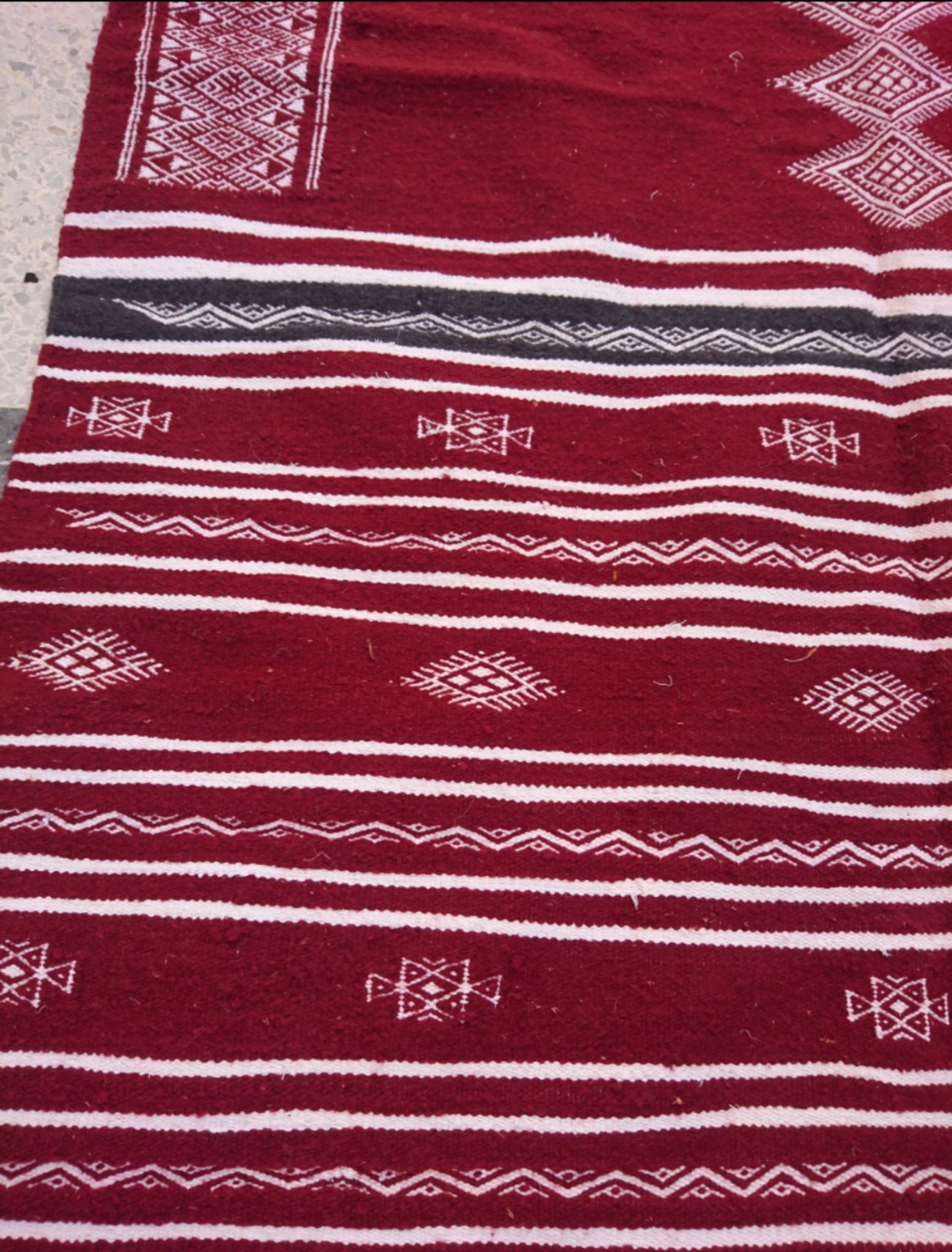 Tapis bordeaux fait à la main, 240x135cm