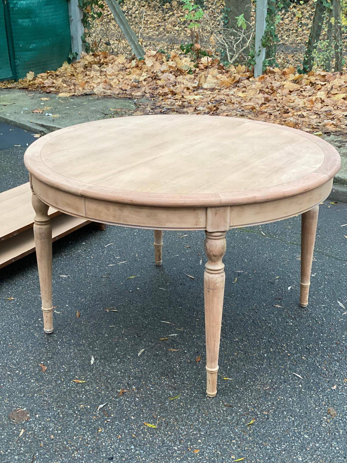 Louis Philippe round extendable dining table, restored, 19th century, 210cm