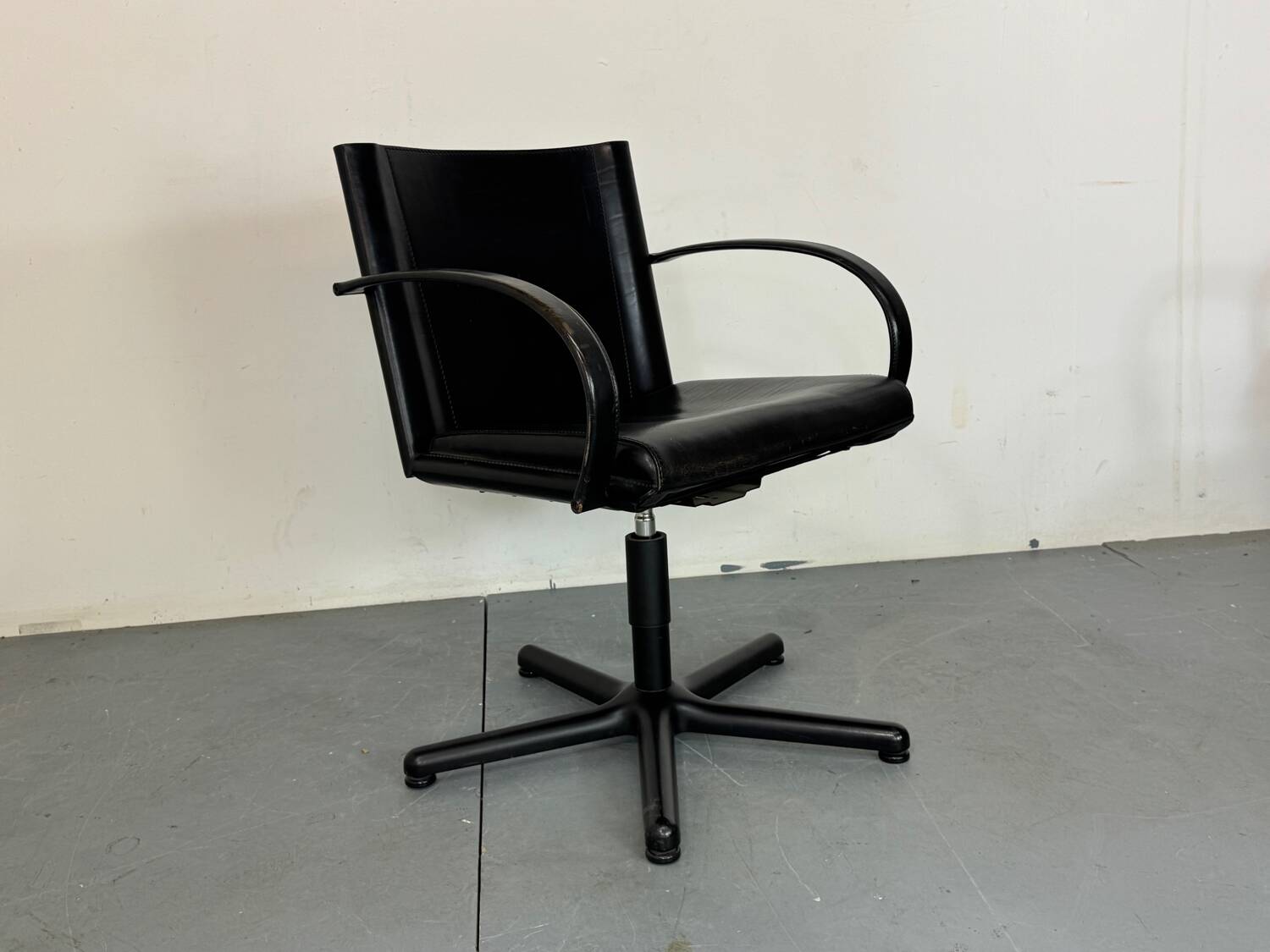 Italian Tito Agnoli for Matteo Grassi modernist Leather and steel desk chai