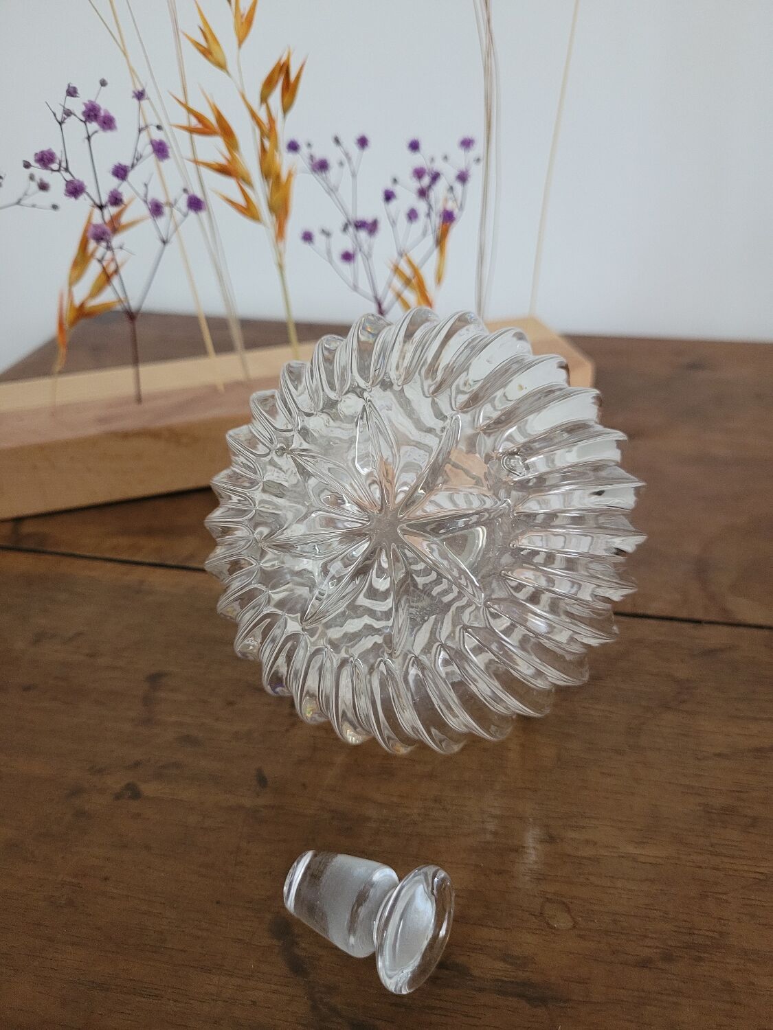 Fine-ribbed crystal bottle