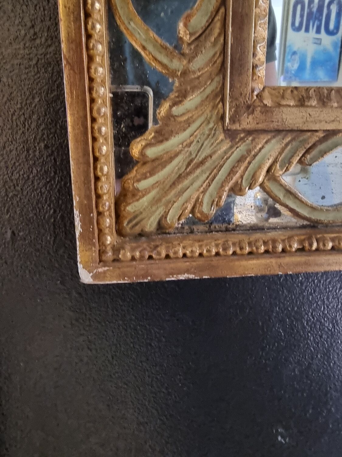 Mirror with parecloses