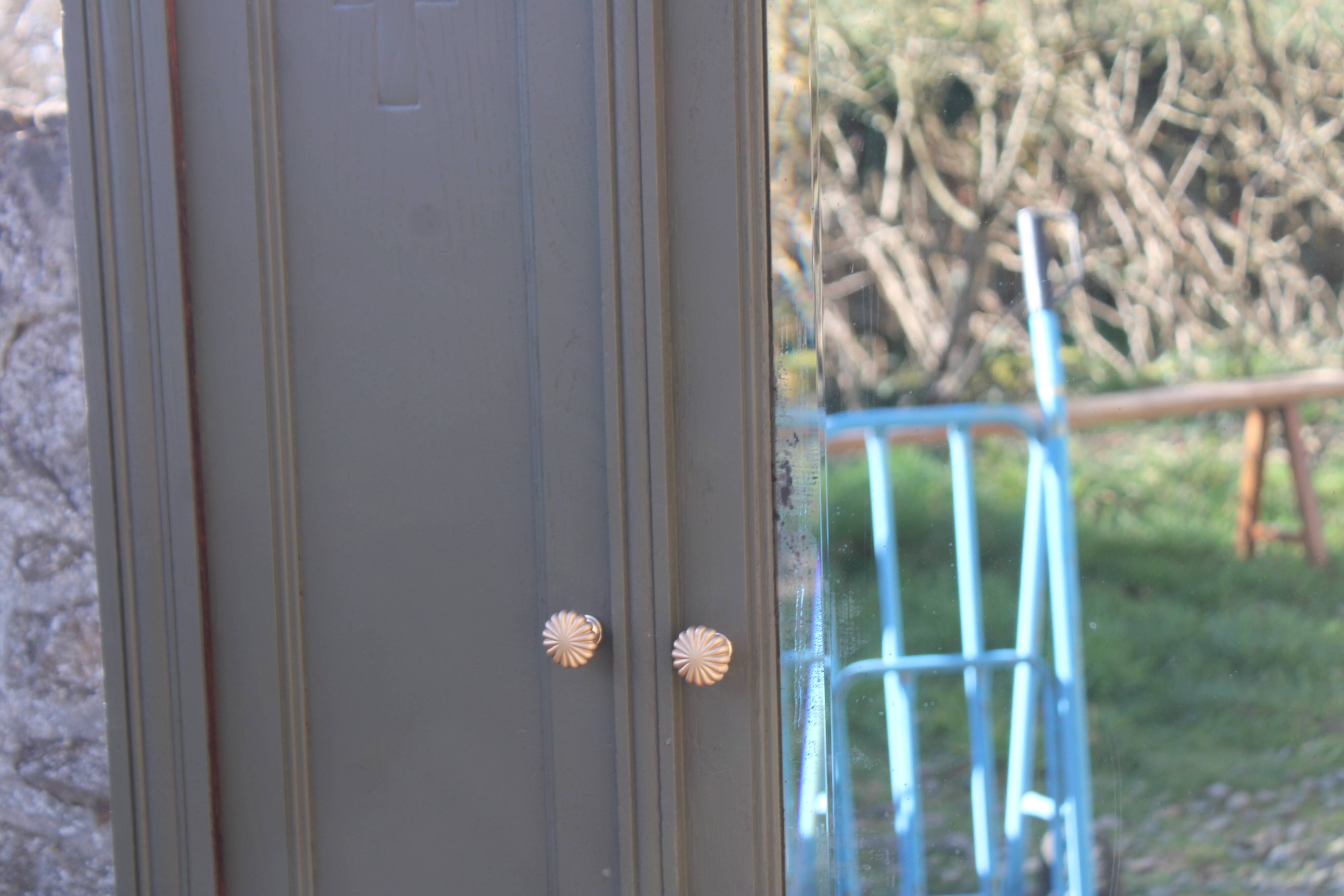 Art Deco wardrobe with three doors – Kaki Barda (Liberon)