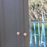 Art Deco wardrobe with three doors – Kaki Barda (Liberon)