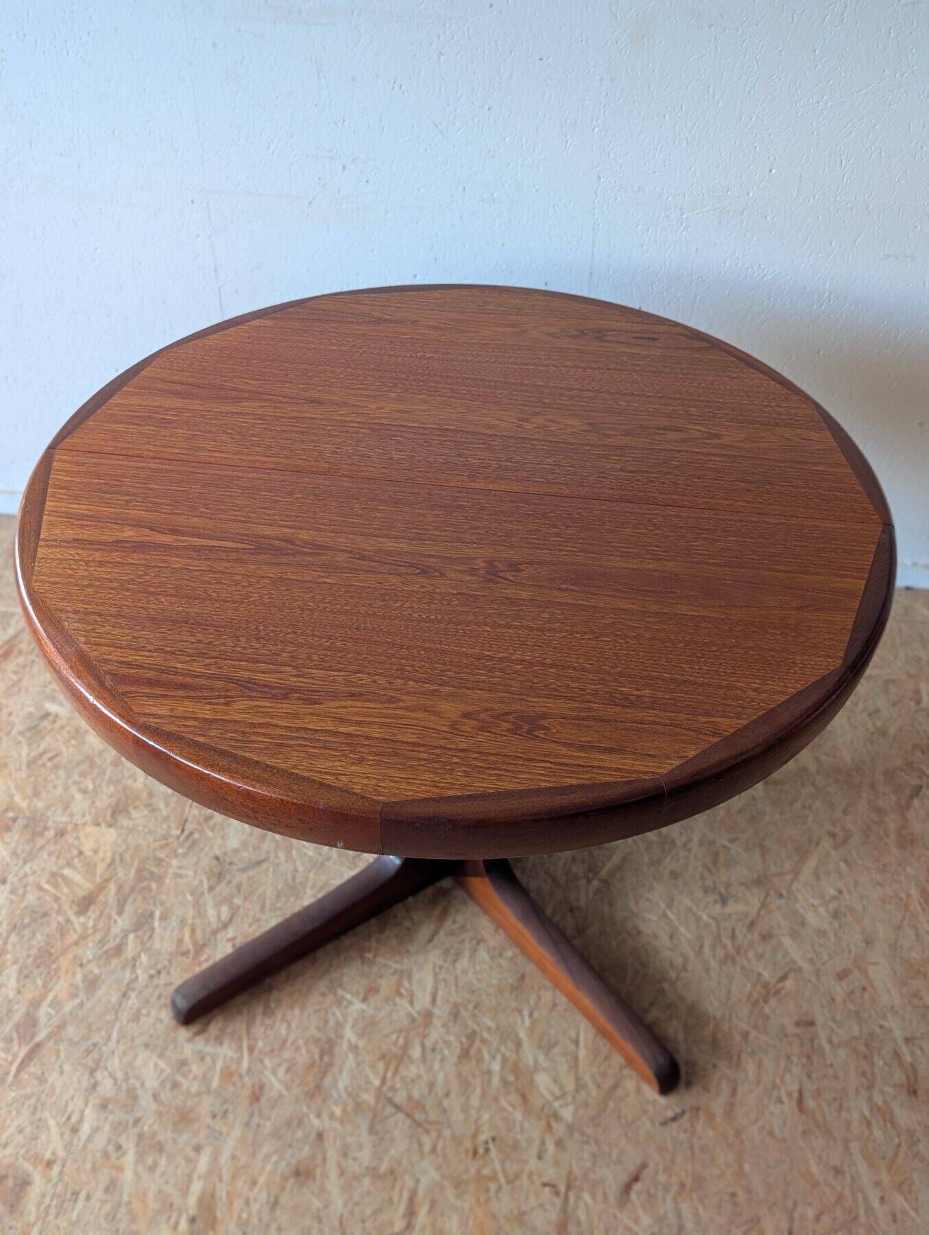 Round teak table with star base, 1960s, extendable.
