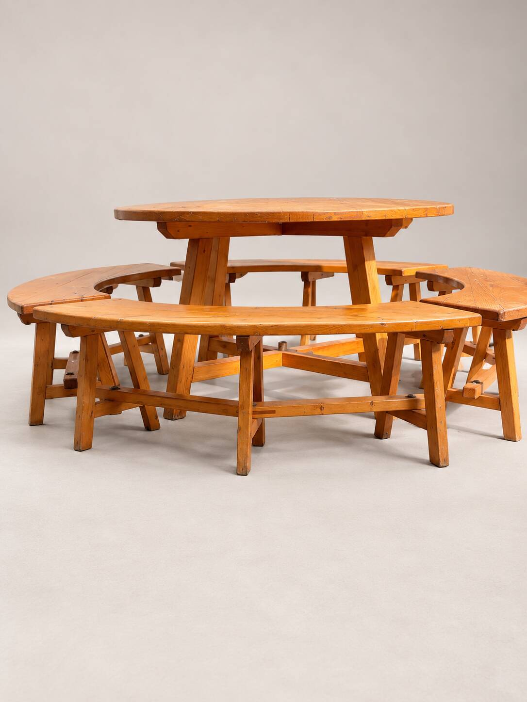 Round table in solid pine and its 4 curved benches – Vintage