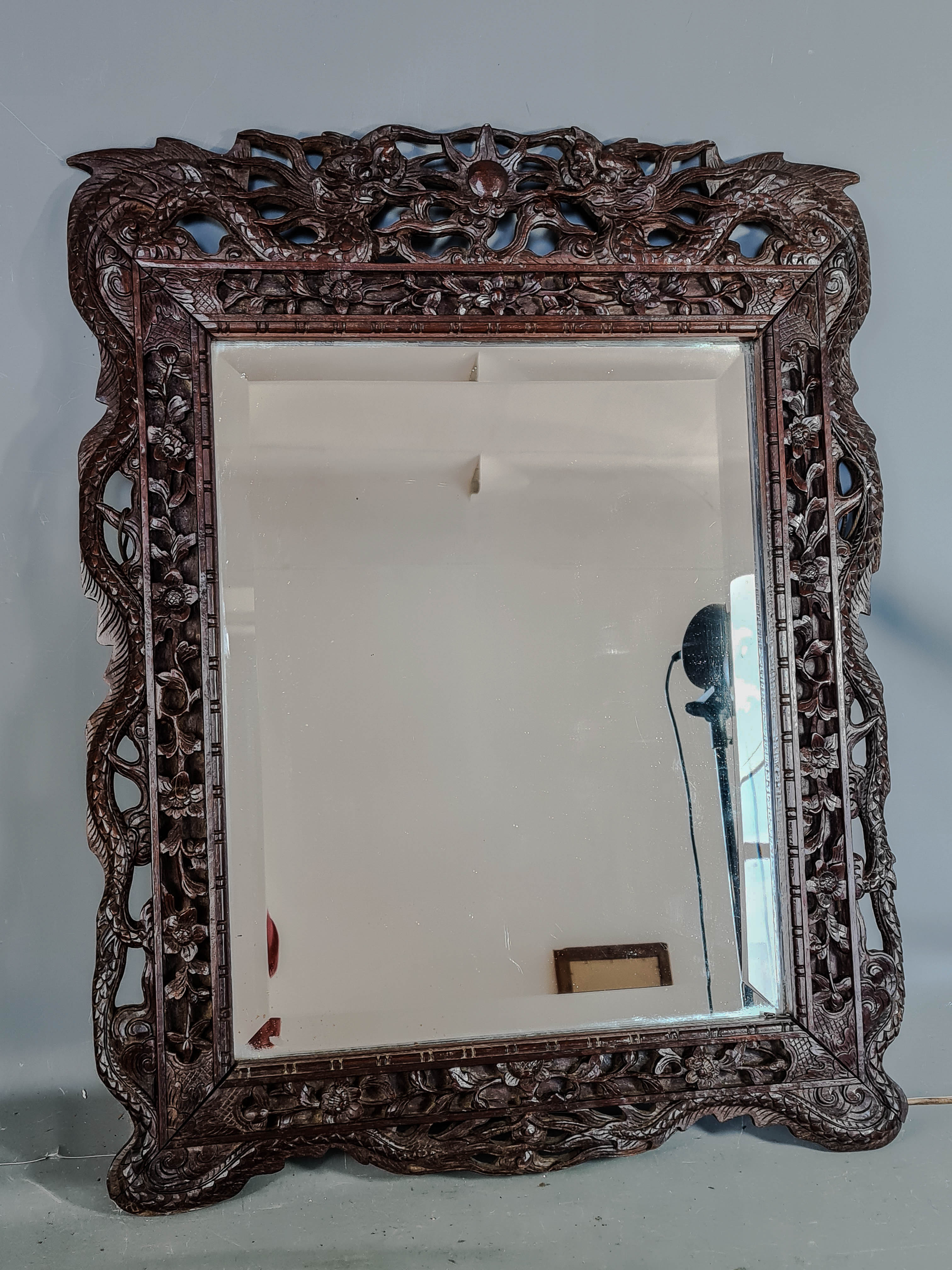 Ancien miroir cadre bois sculpté de dragons Chine, Vietnam 73x57 cm