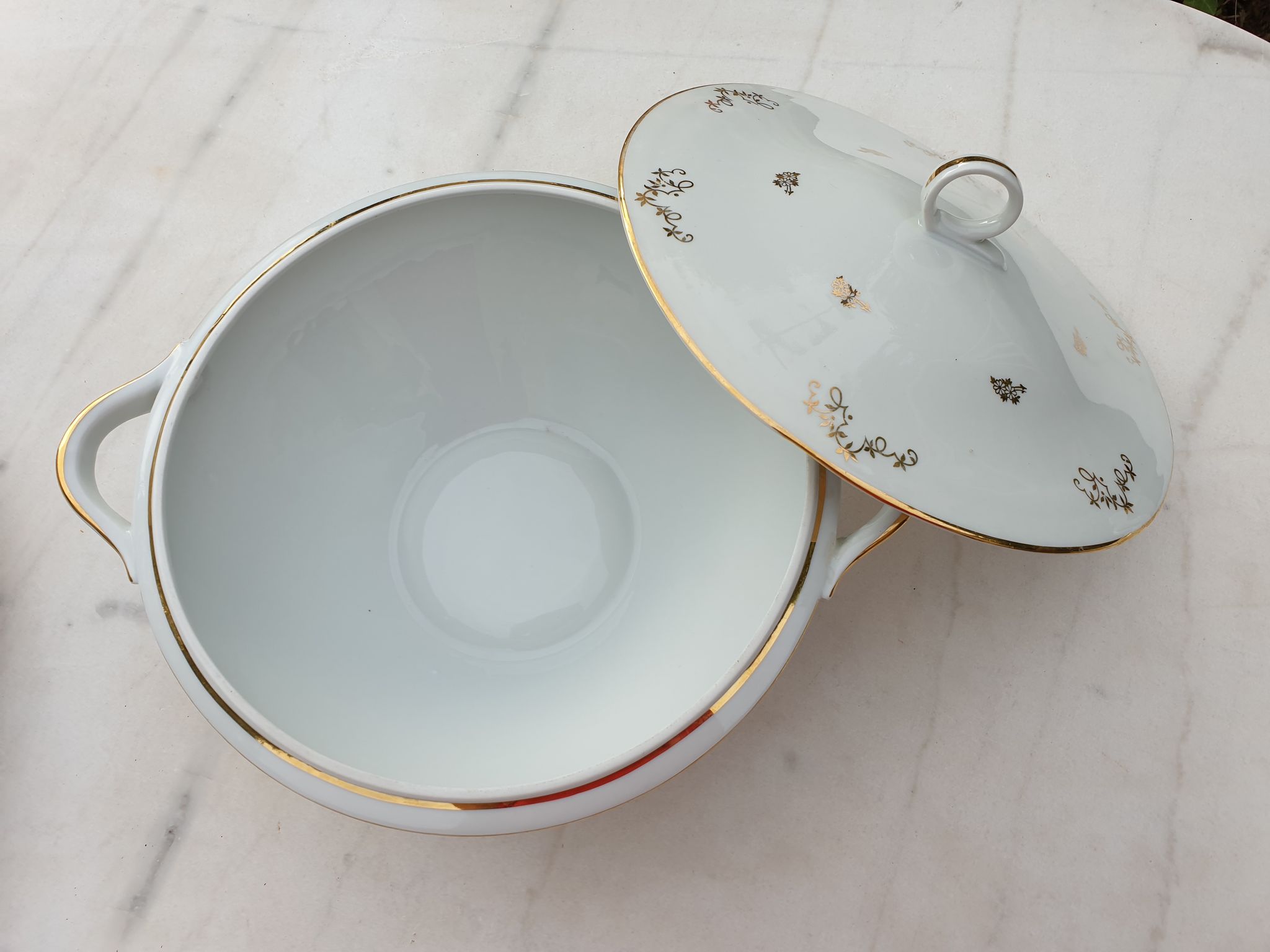 Serving dishes and soup bowl in luxury porcelain of the compagnie nationale