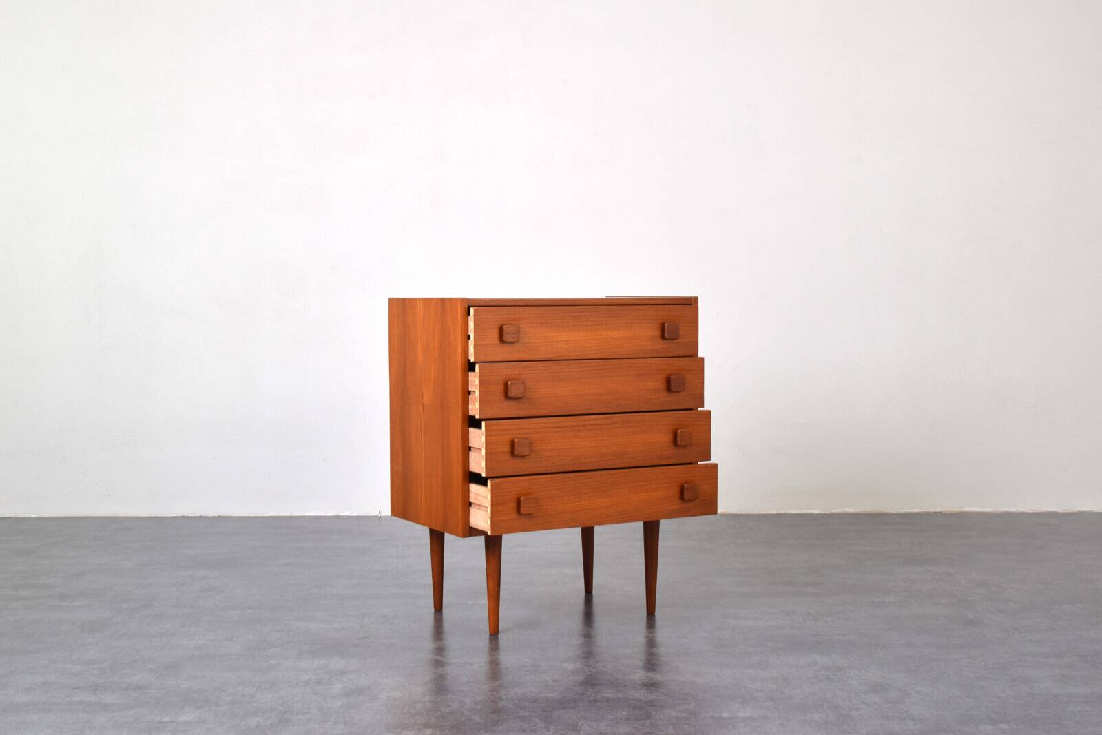 Commode danoise en teck du milieu du siècle de Domino Mobler, années 1960.