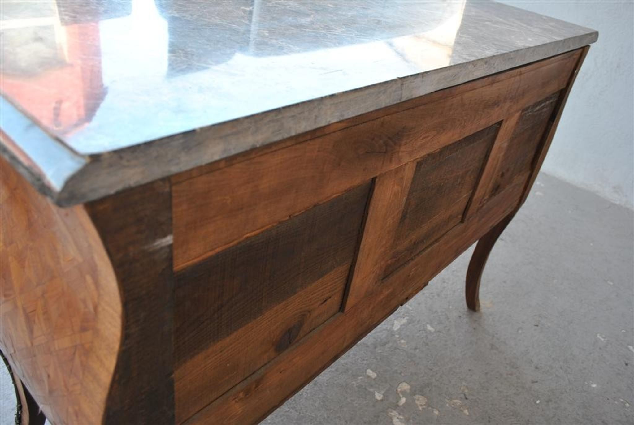 Commode de style Louis XV marbre brèche bronze doré XIXème