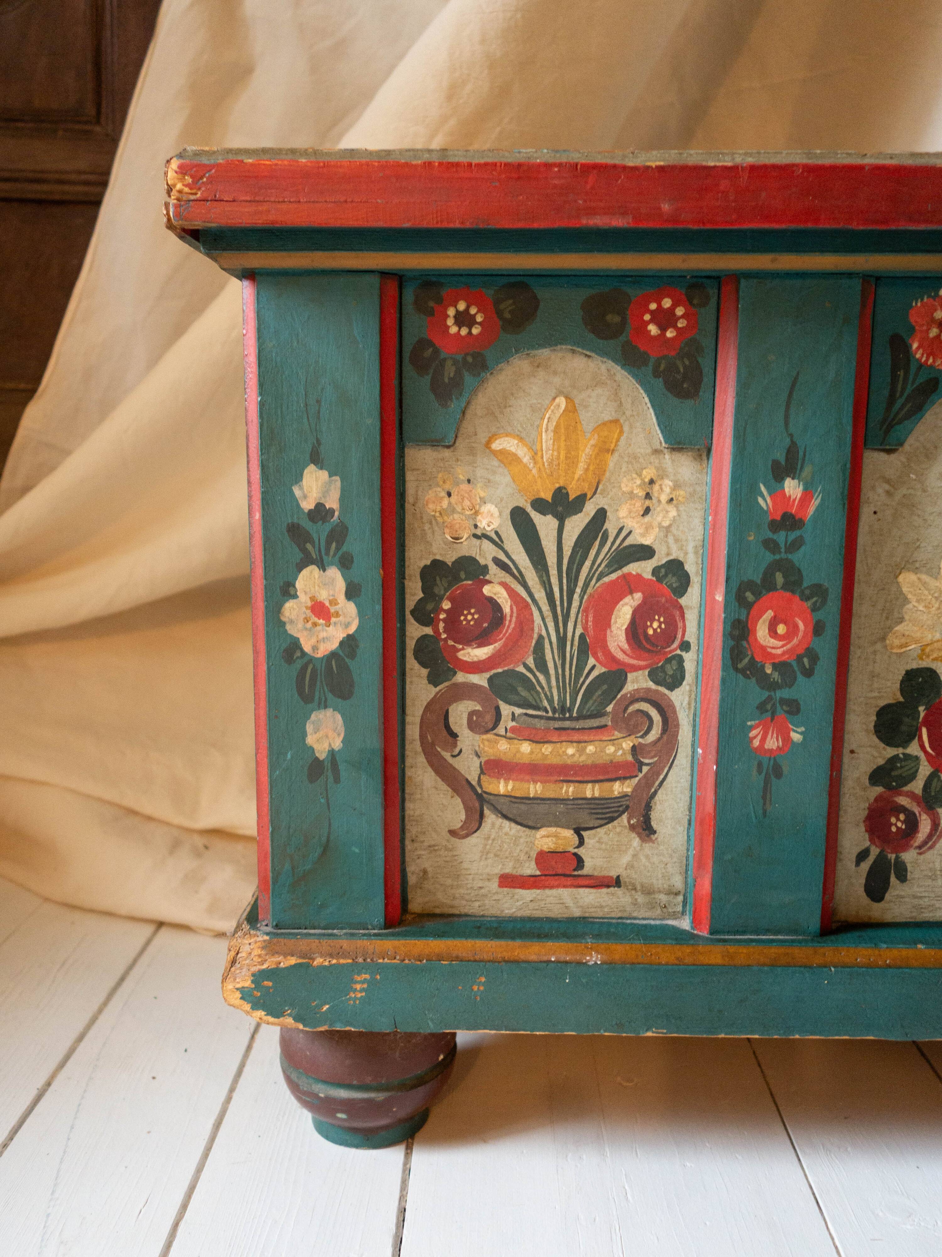 Banc-coffre vintage en bois peint, art populaire