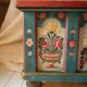Banc-coffre vintage en bois peint, art populaire