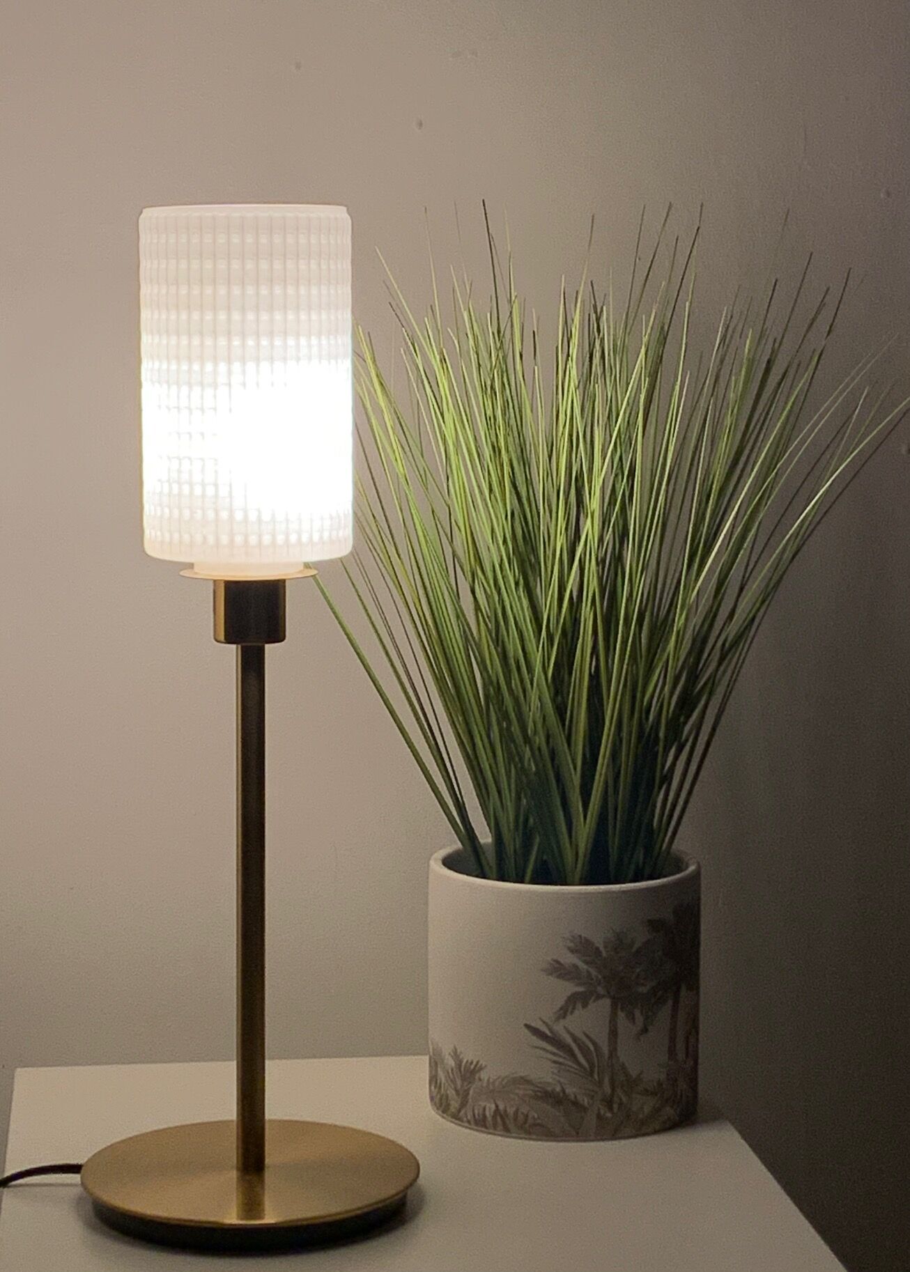 Lampe droite opaline texturée vintage avec un pied doré