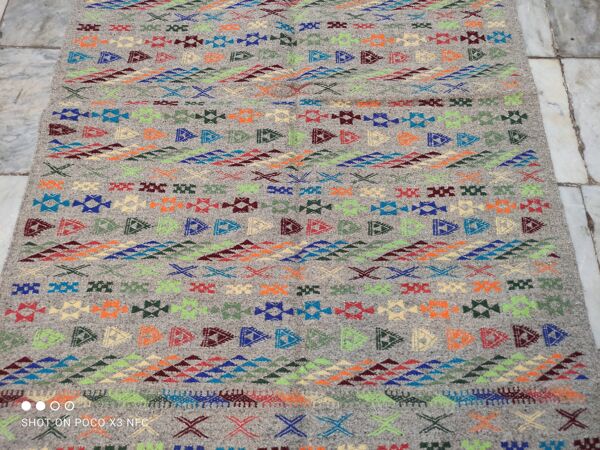 tapis gris en laine, tapis kilim marocain fait à la main, tapis berbère brodé
