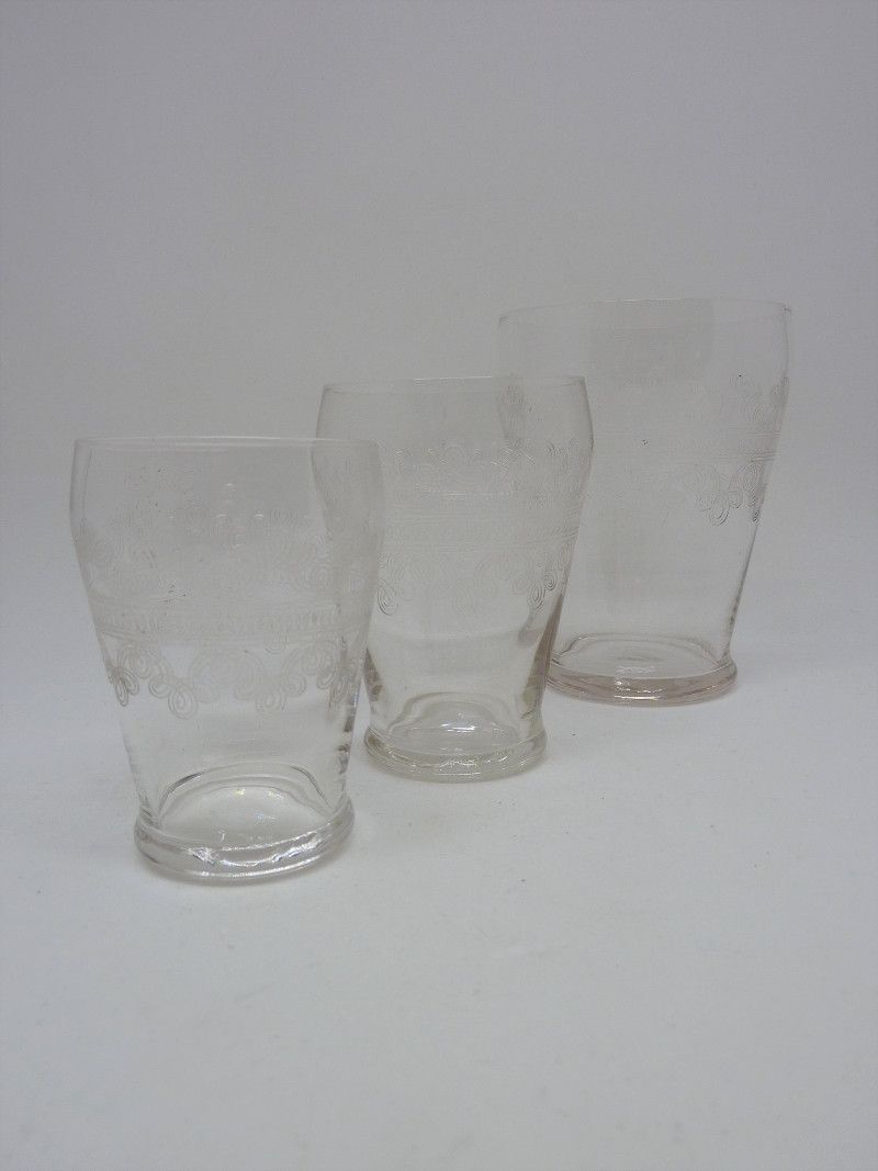 32 antique glasses engraved with Friezes of Arabic and spirals