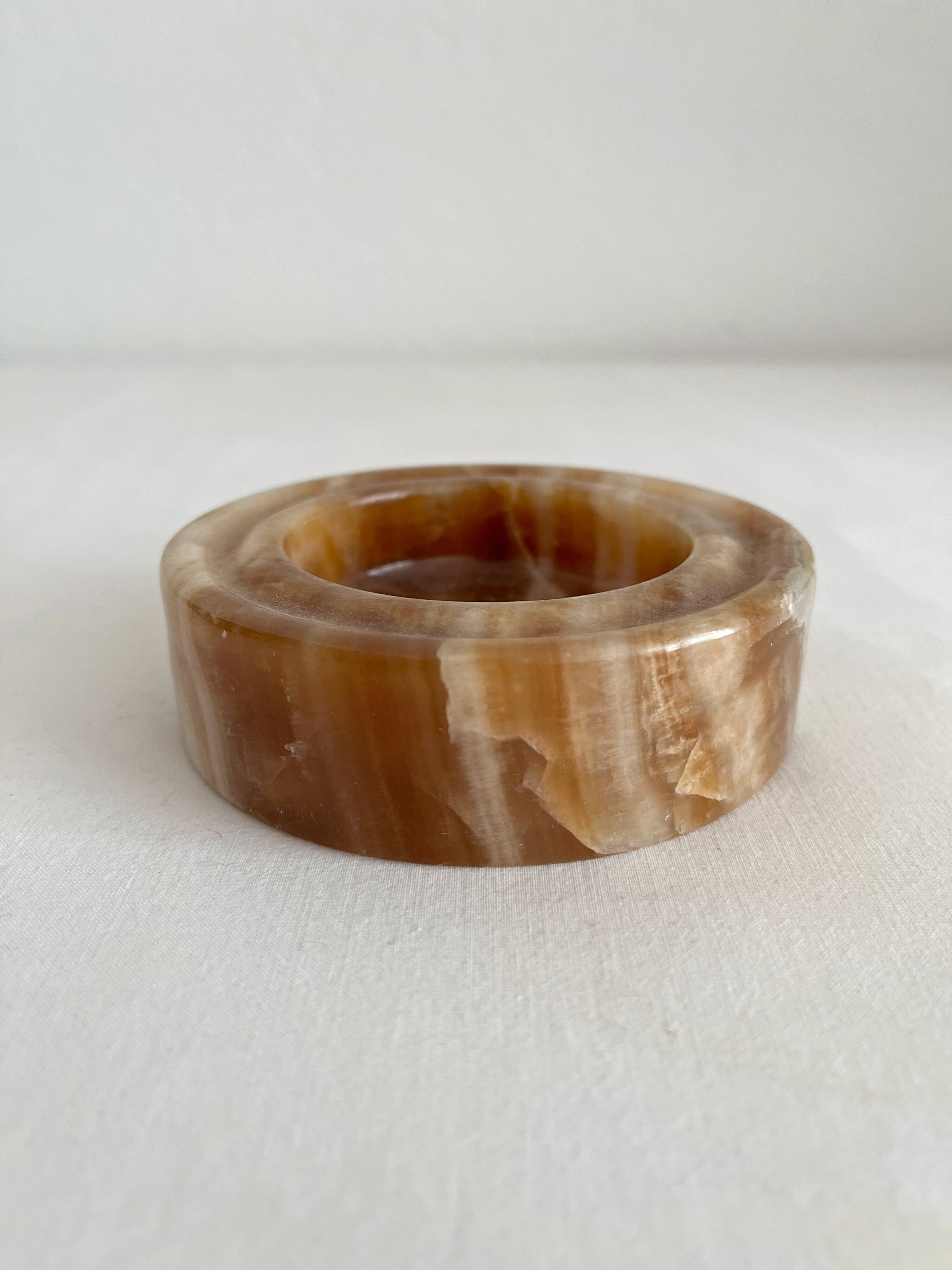 Straight round ashtray in vintage alabaster or onyx