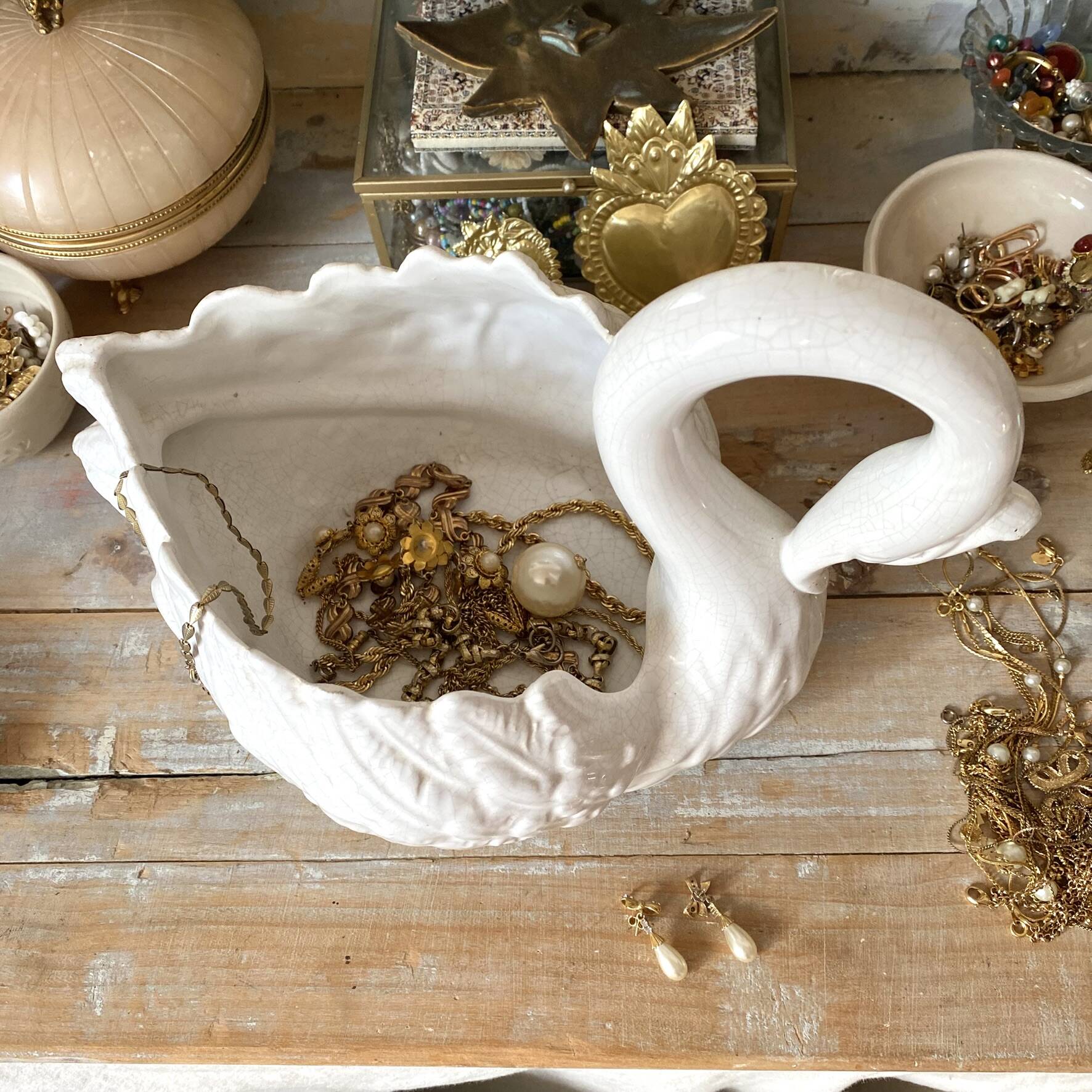 Zoomorphic planter, ceramic swan pocket holder.