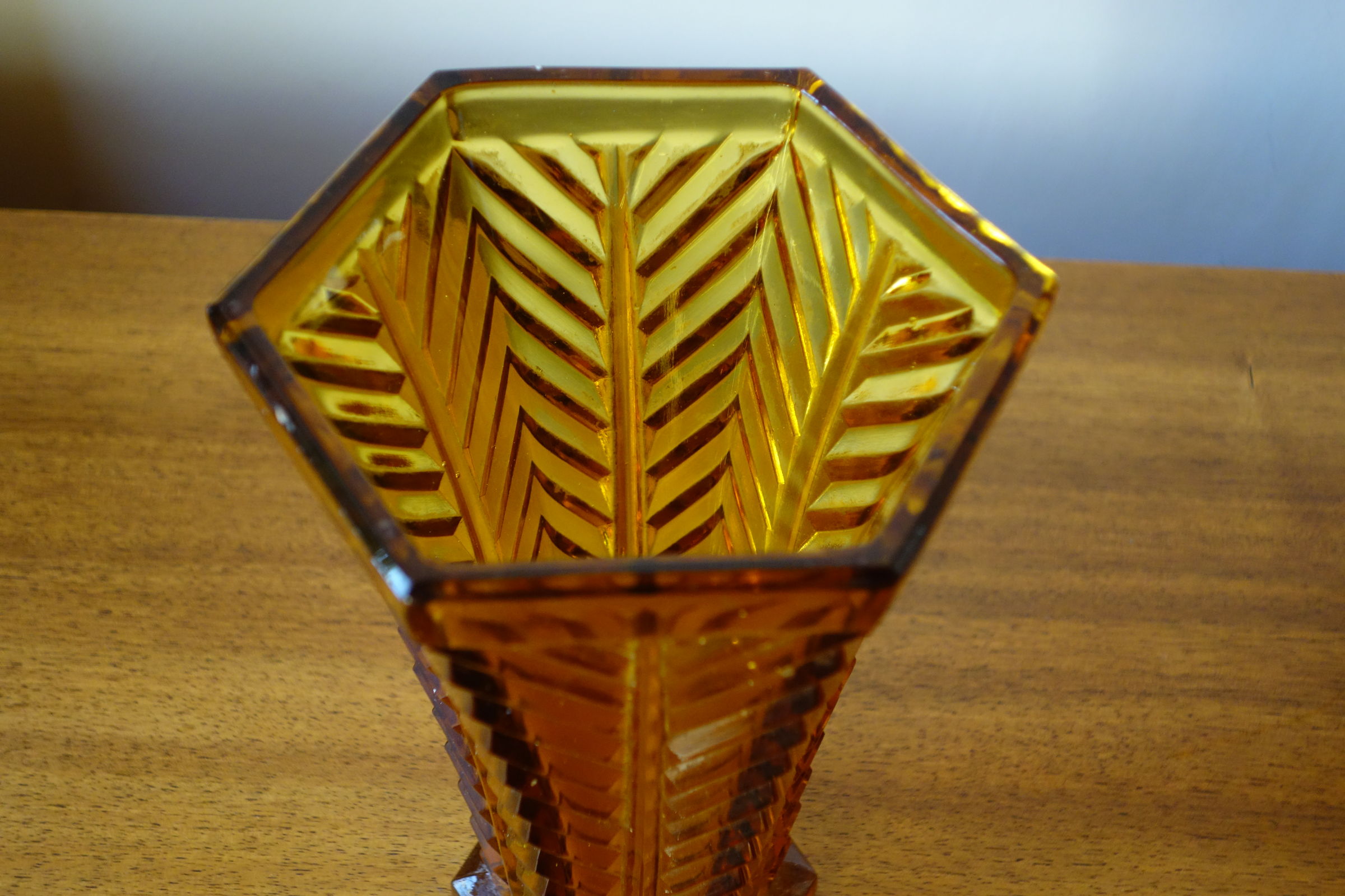 Vase art deco hexagonal en verre ambré 20ème