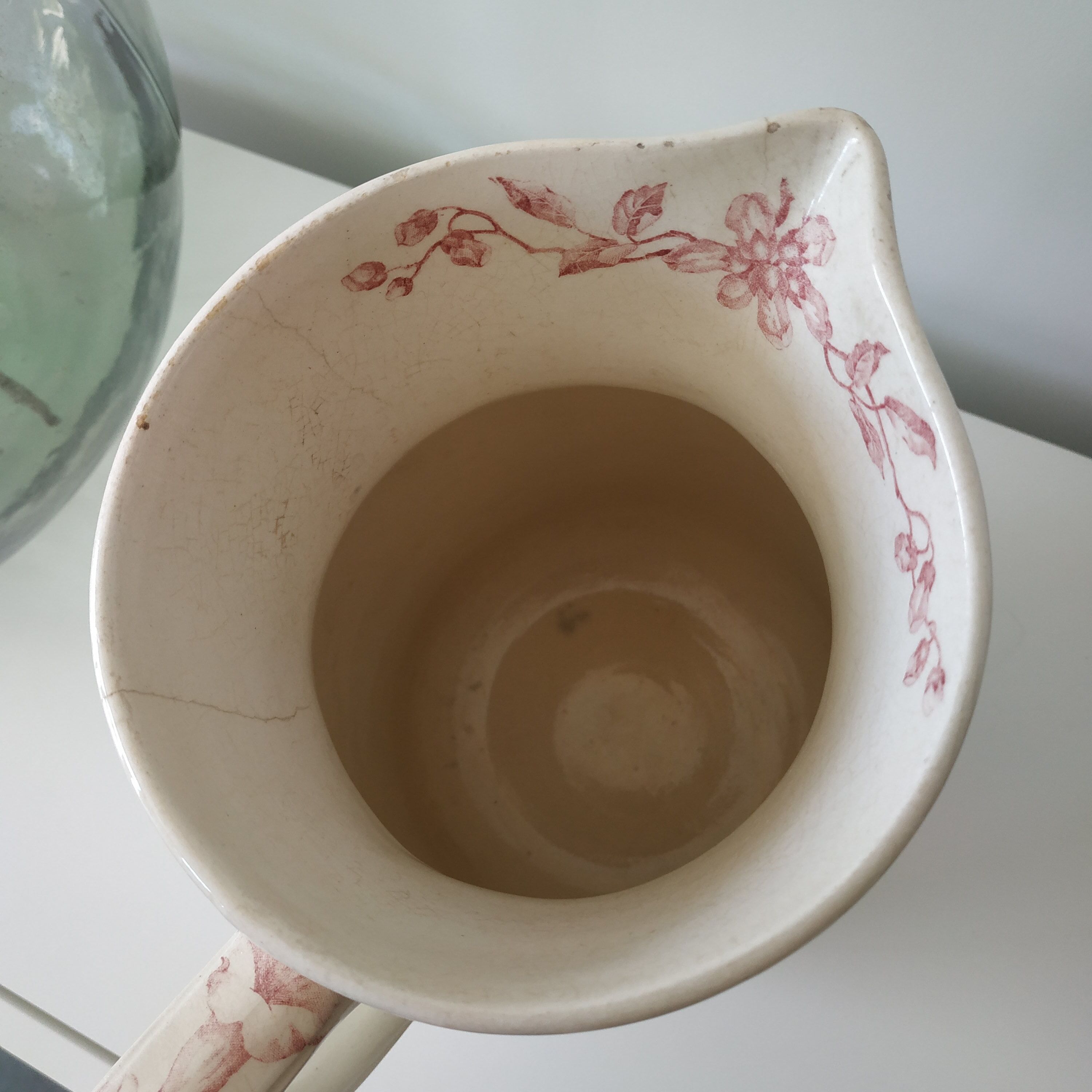 Broc en terre de fer au décor de jasmin