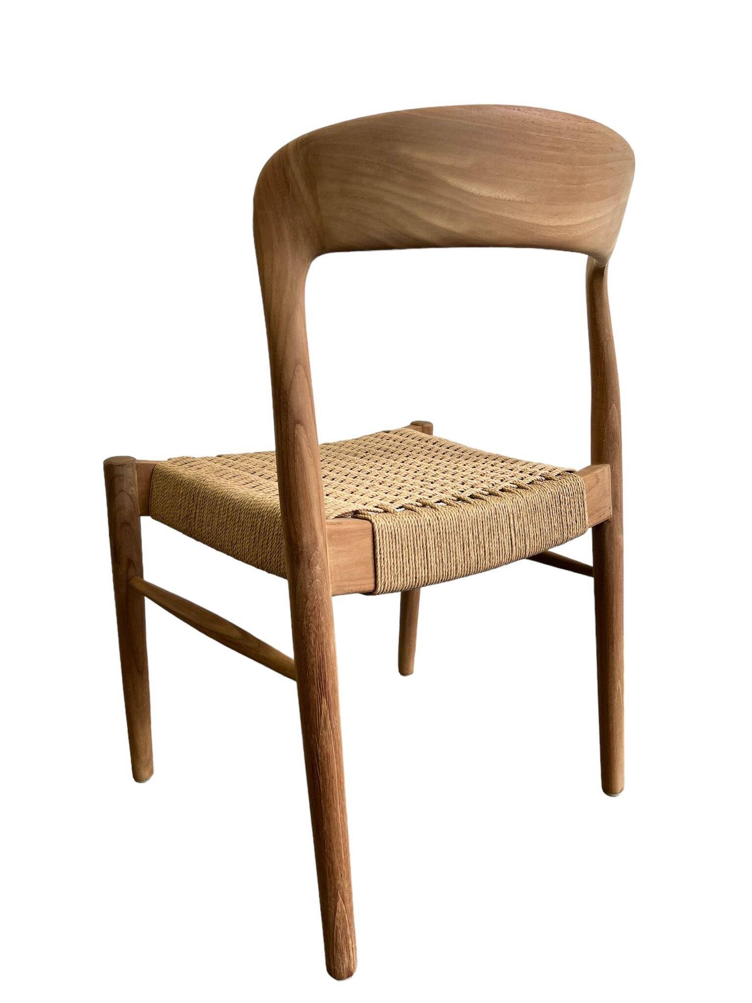 Chaise en bois massif avec assise tressée