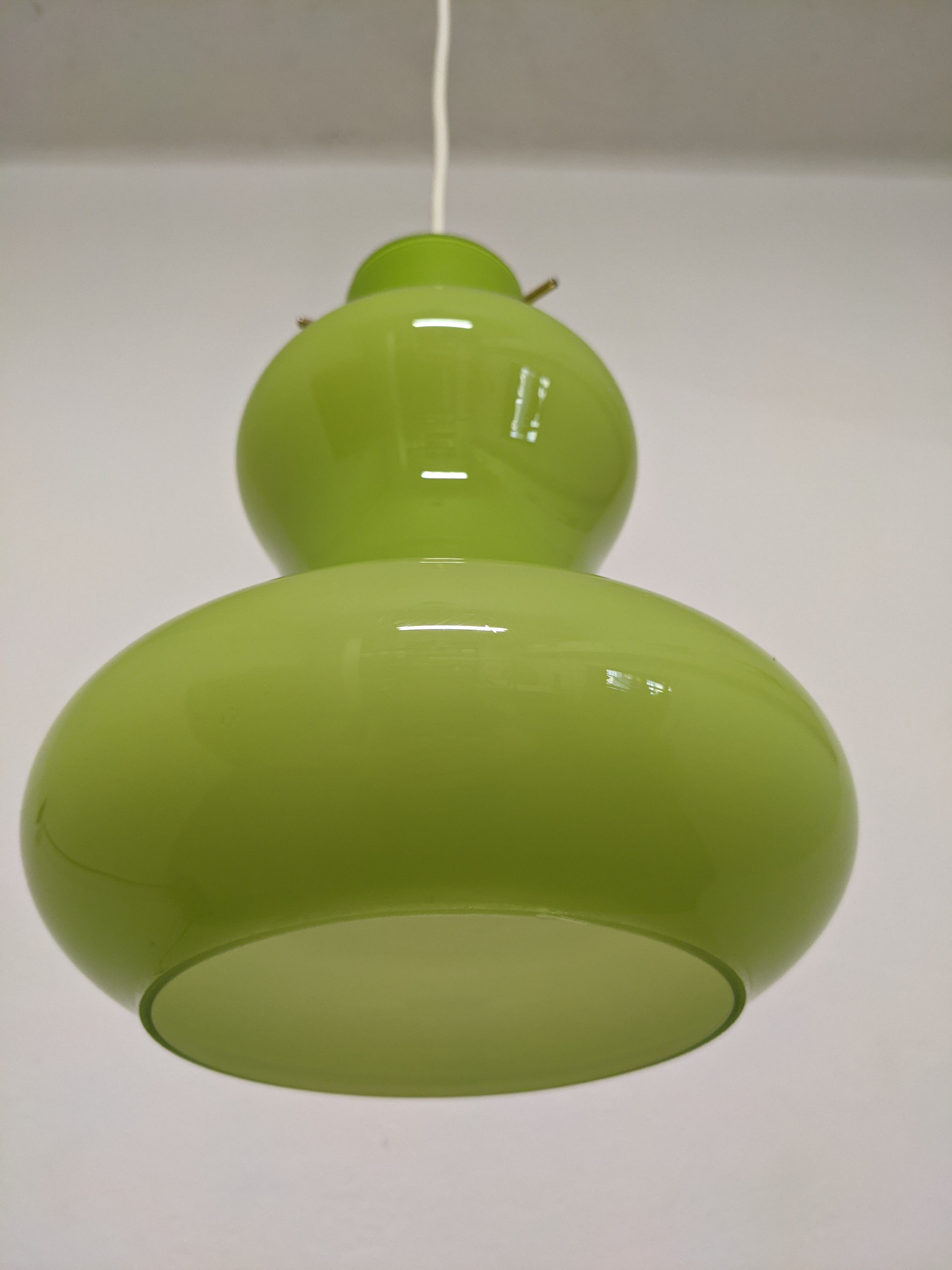 Suspension of the 70s in green opaline