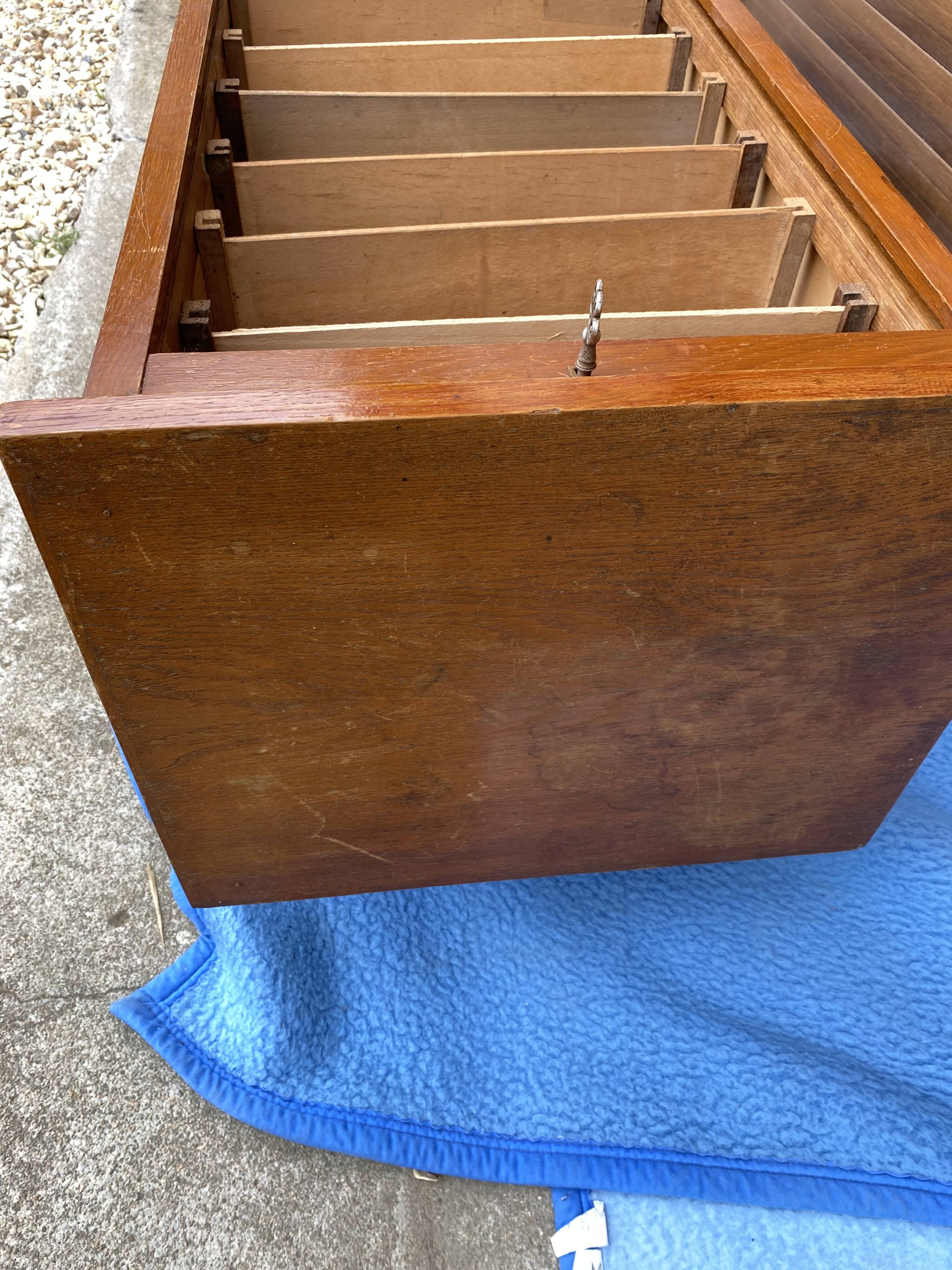 Curtain cabinet binder