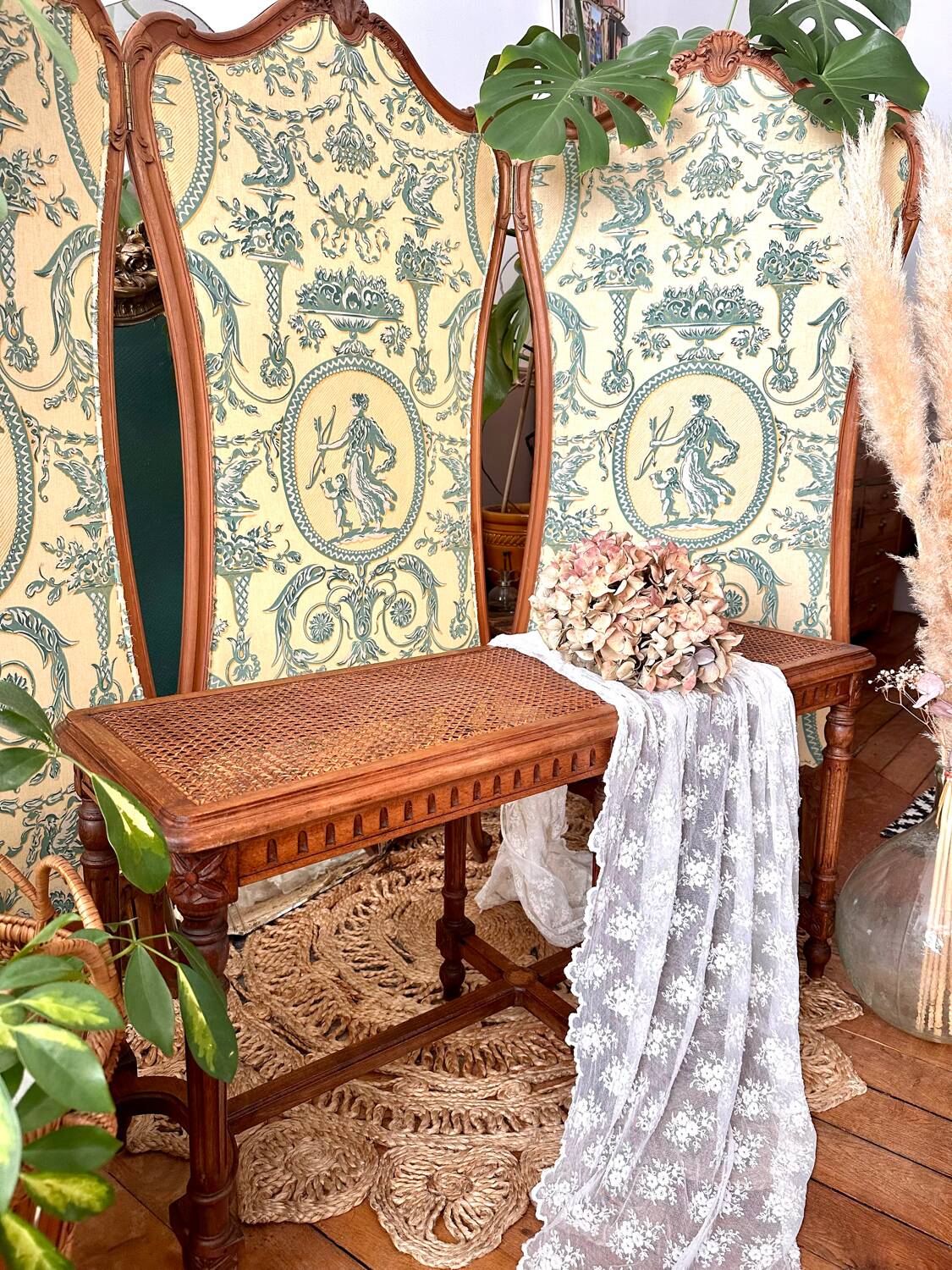 Piano bench seat in cane