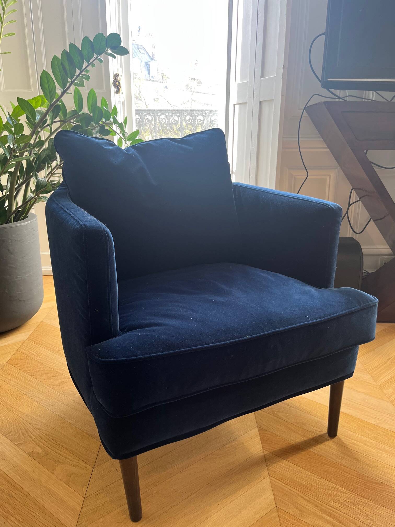 Elegant 4-seater sofa and its matching armchair - Good condition