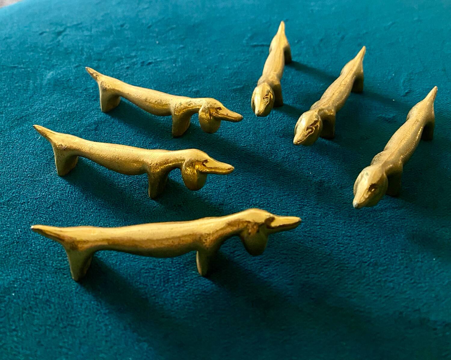 6 dog-shaped knife holders in fine gold-plated metal