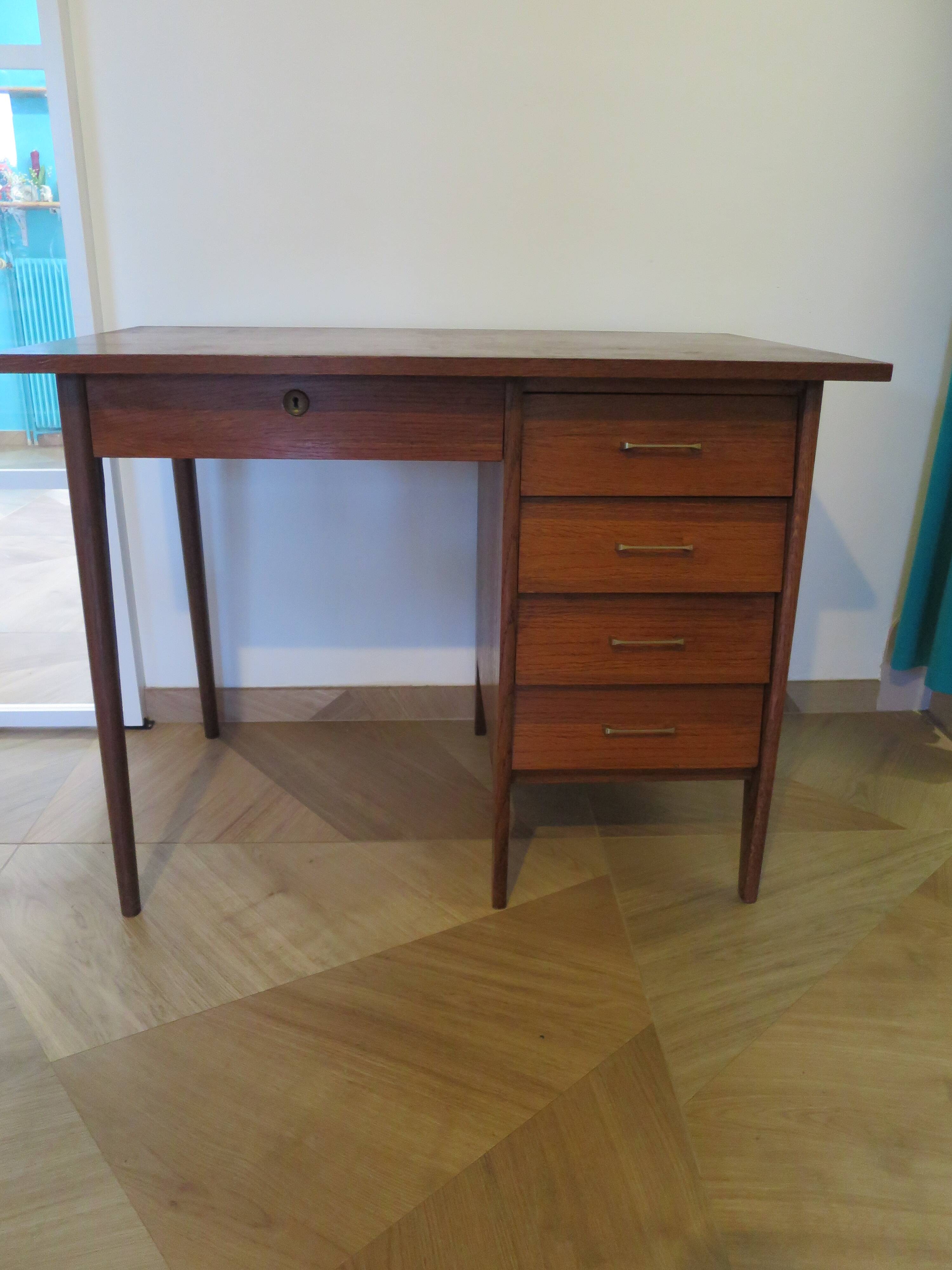 Beautiful vintage desk from the 70s - oak color - 5 drawers and 1 key - Scandinavian style