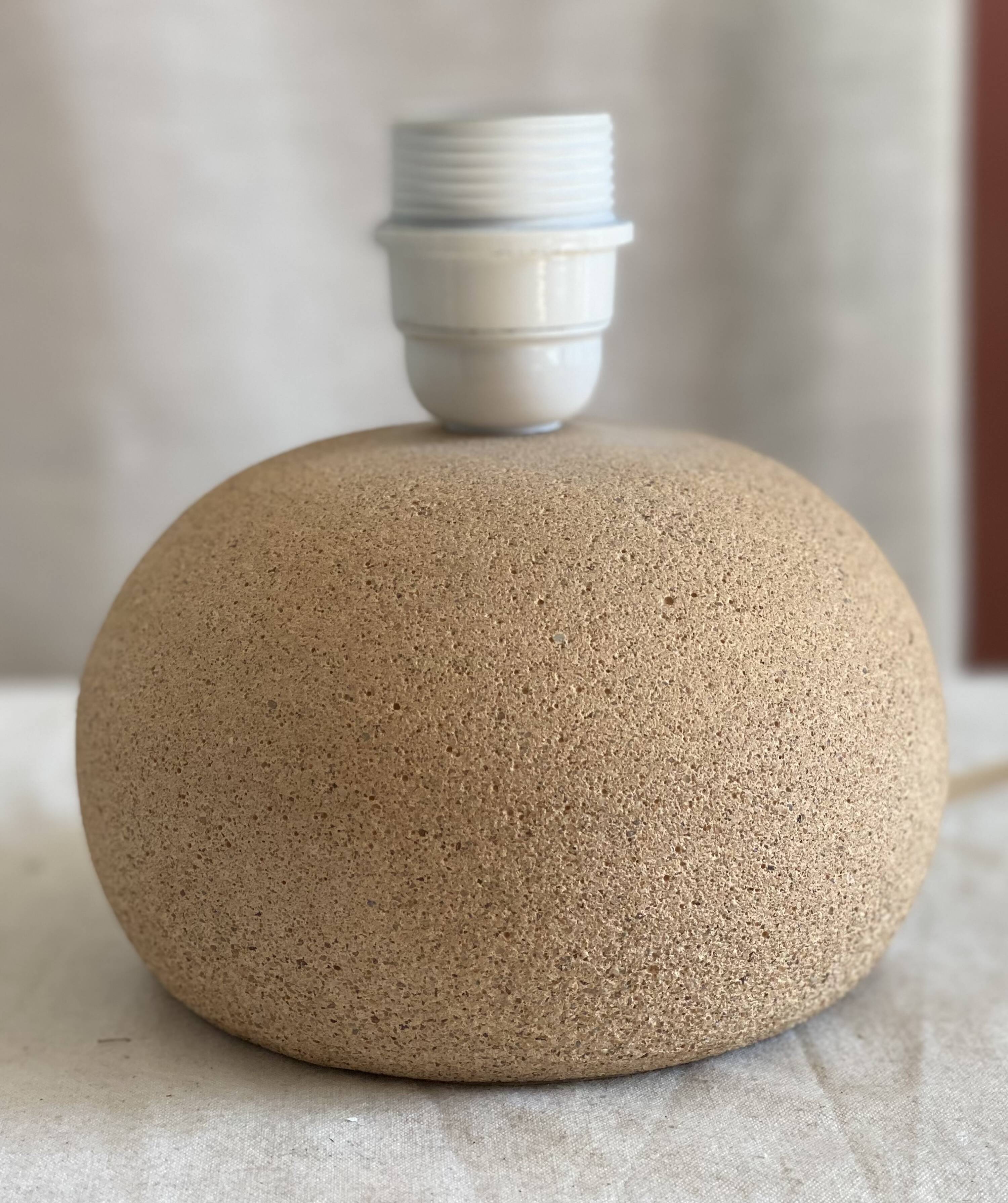 Lampe boule en travertin vintage 1980