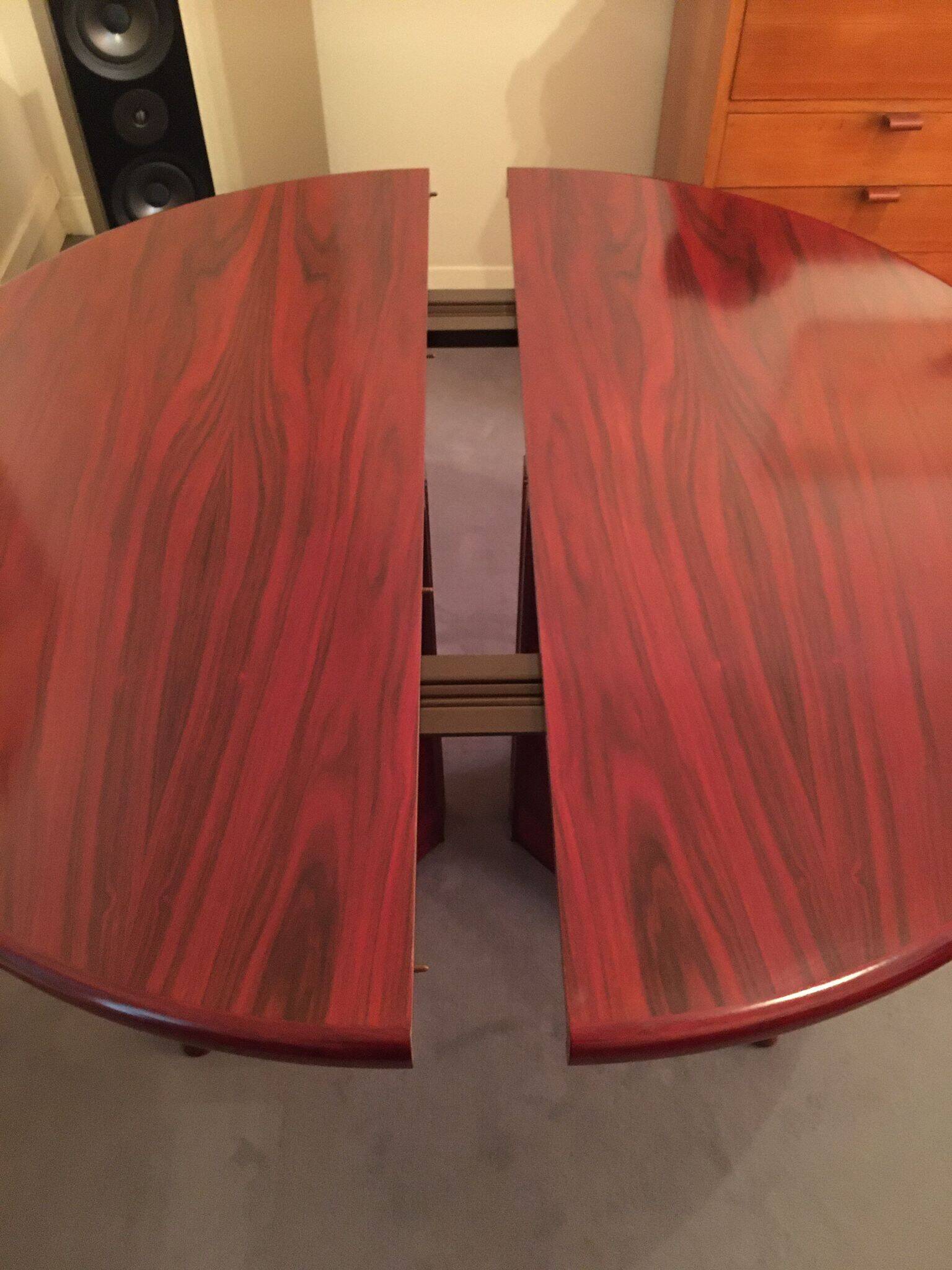 Round rosewood table with central leg, Scandinavian design møllers møbelfabrik