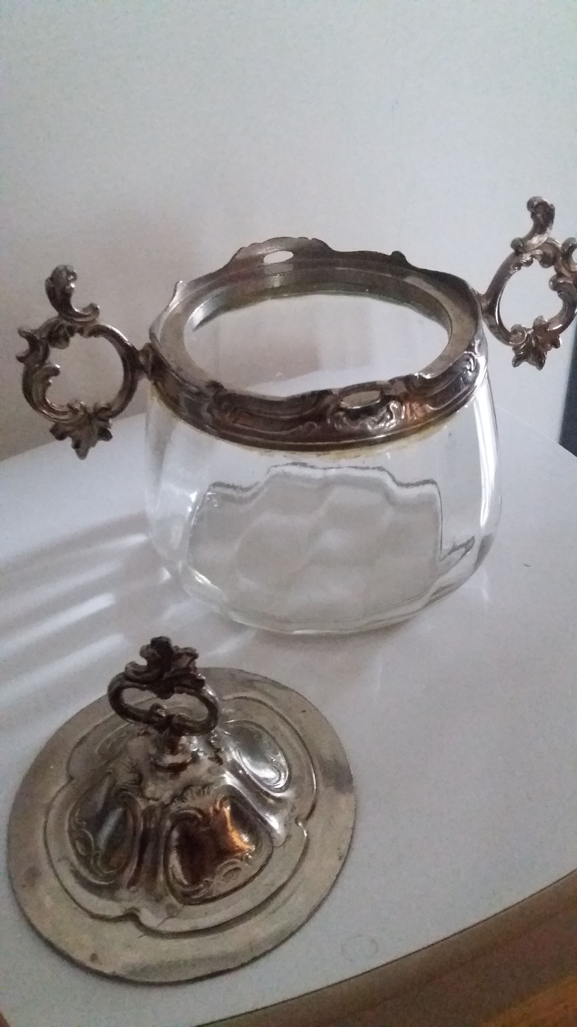 Sugar bowl in silver metal